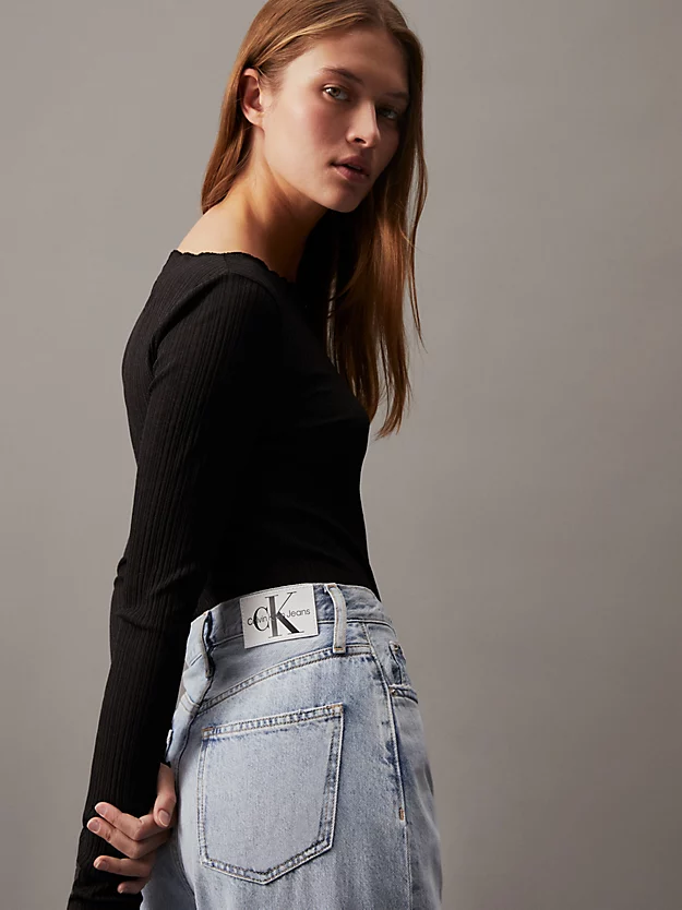 Calça jeans de cintura alta e modelagem relaxada
