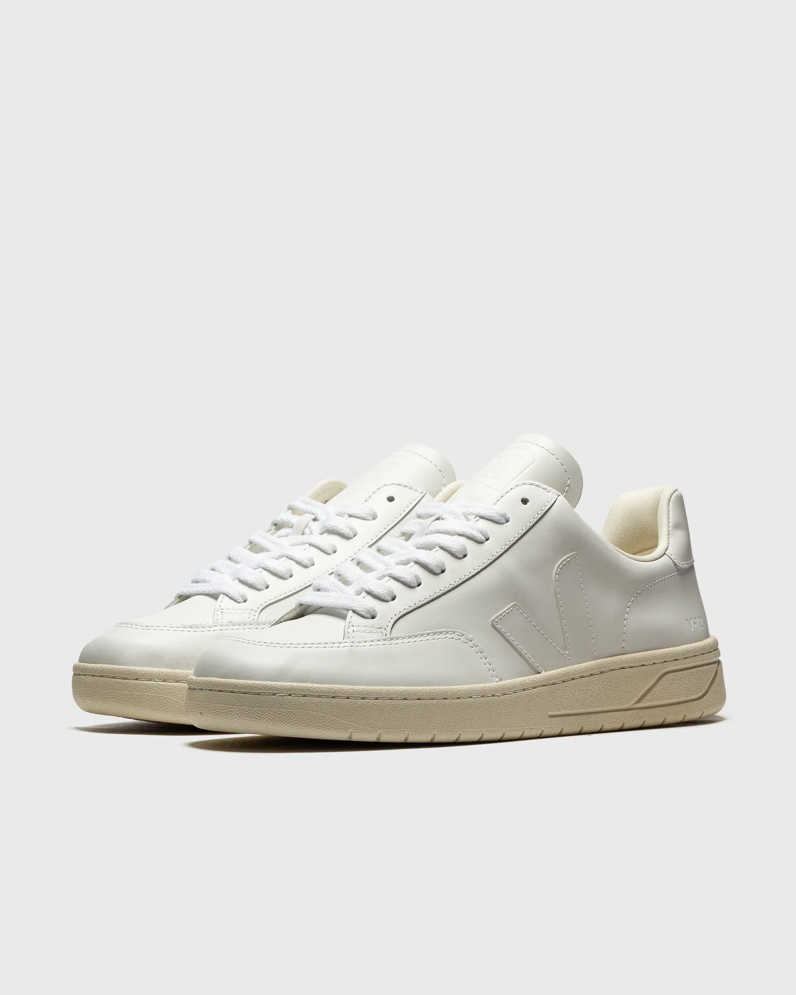 Veja V-12 LEATHER