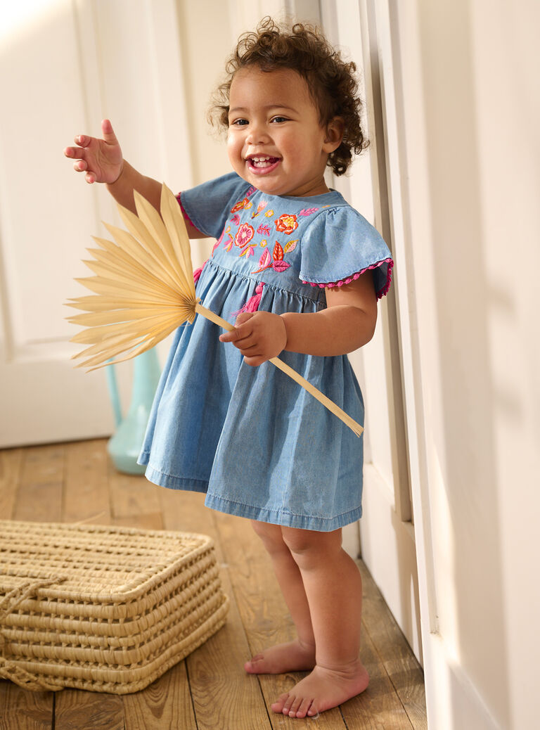 Robe en denim brodée pour bébé fille