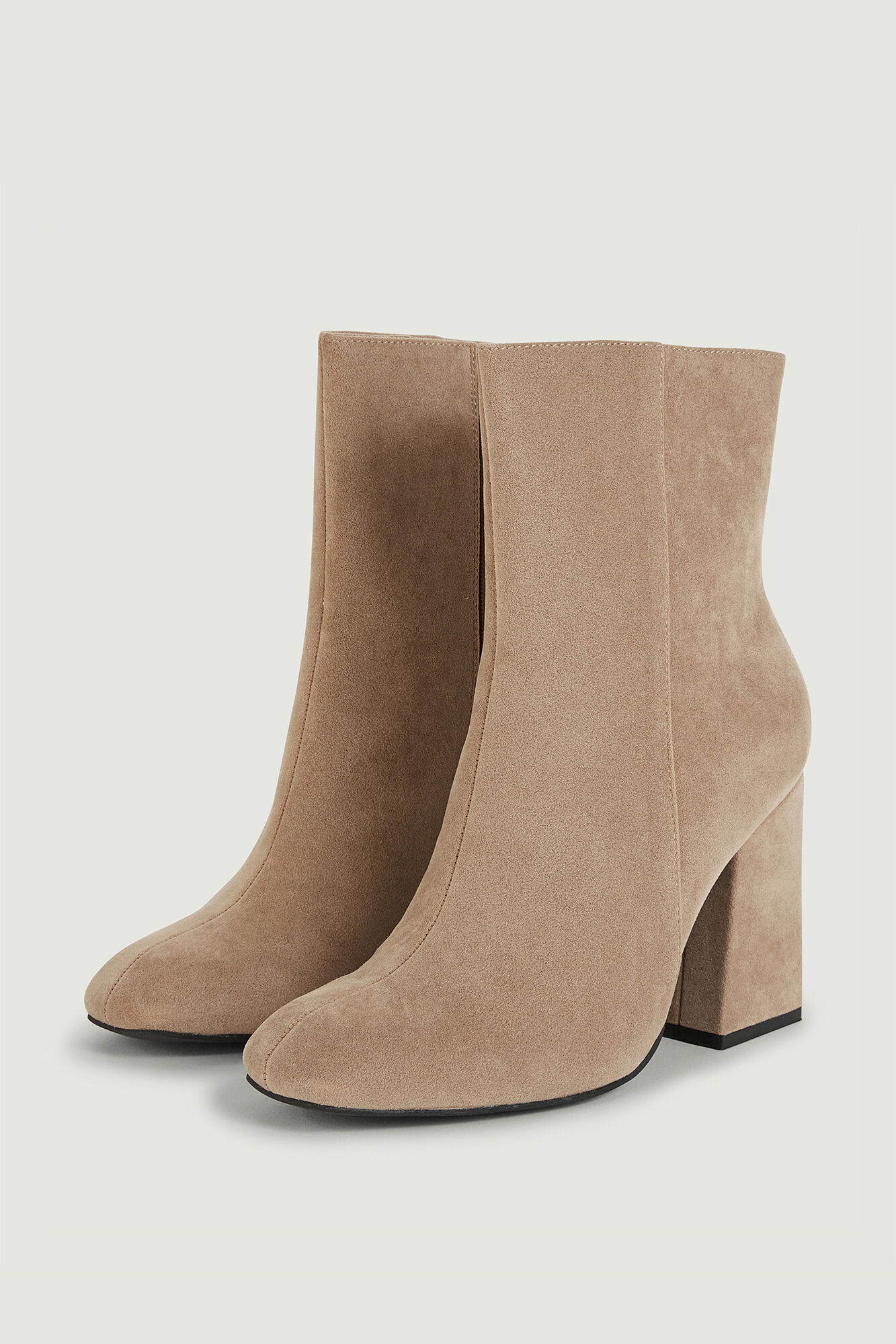 Botas de camurça até o tornozelo com salto