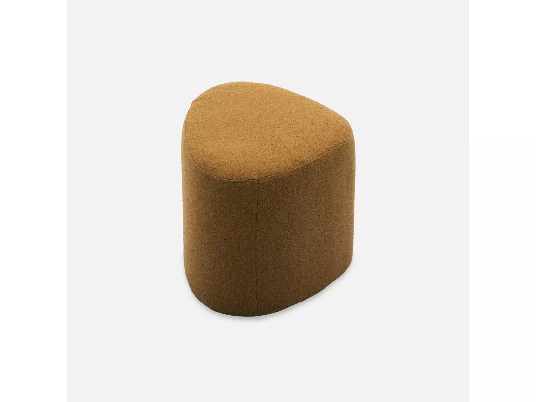 tabouret. pouf en forme de galet en tissu moutarde. TAO L 60 x P 44 x H 40cm