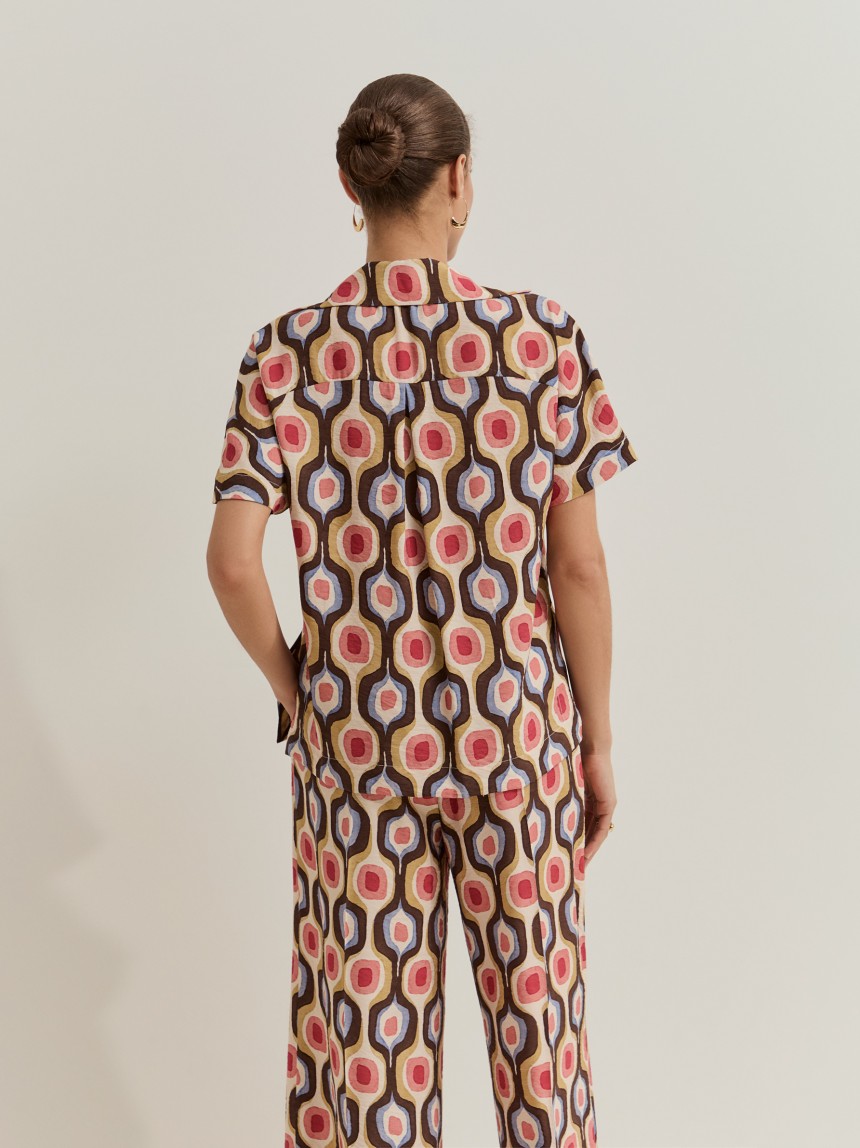 Blusa de manga curta com estampado geométrico