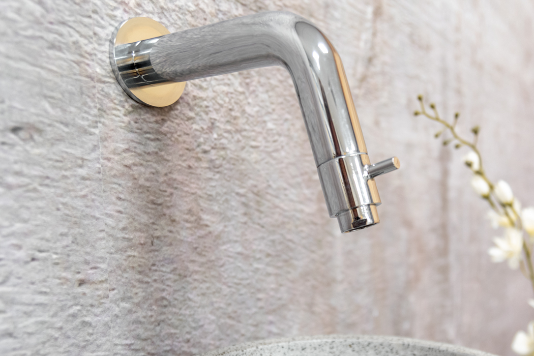 Saniclear Seba fonteinset met bruin eiken plank, grijze terrazzo waskom en chromen kraan voor in het toilet