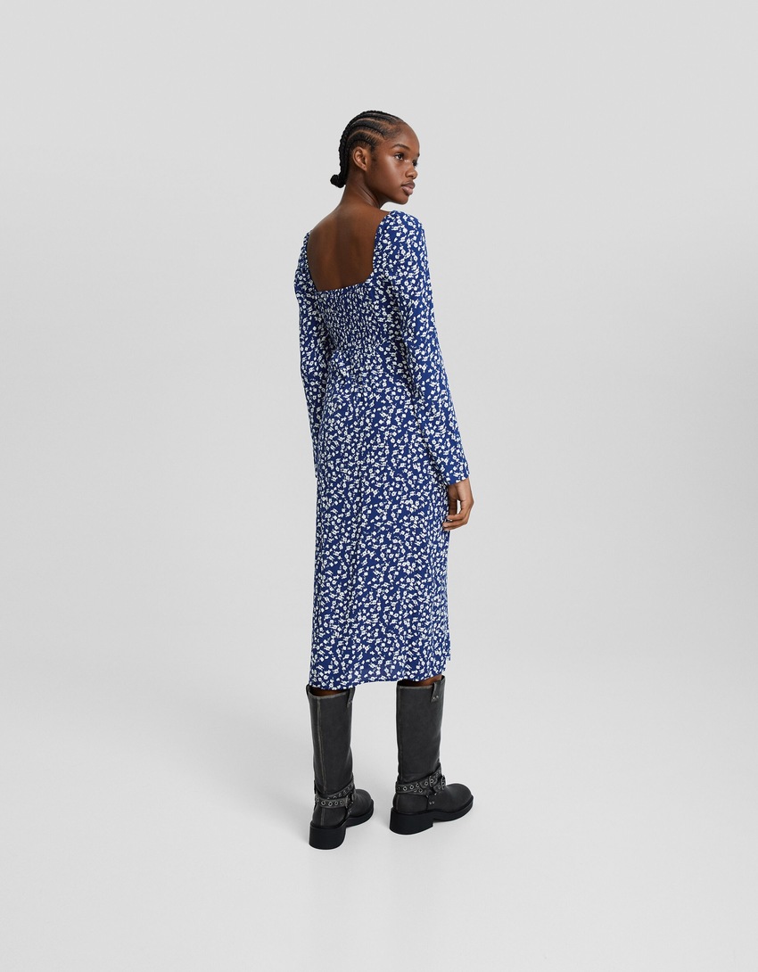 Vestido midi de manga comprida com estampa floral e detalhe vazado.