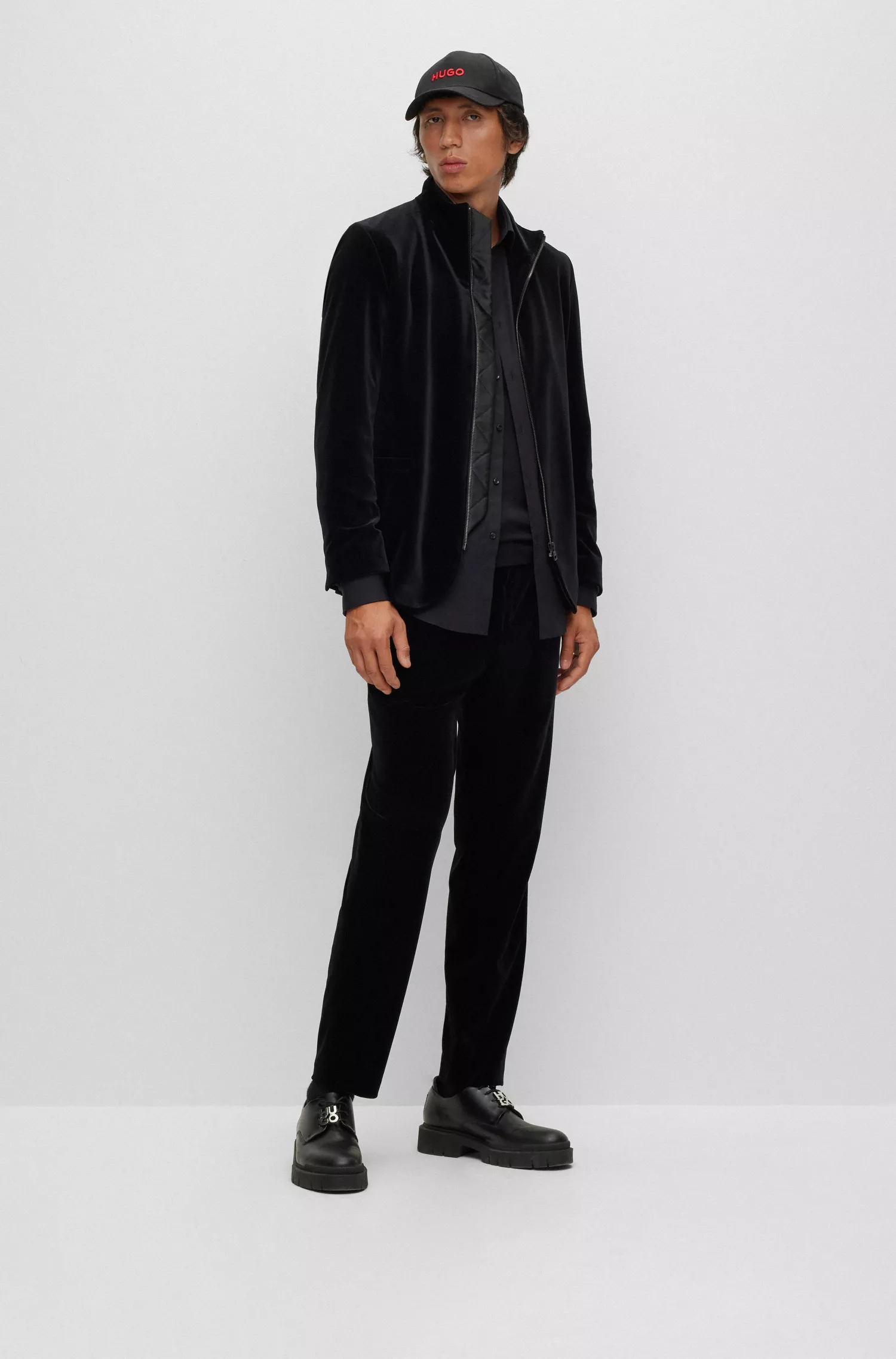 Jaqueta HUGO vermelha, extra slim fit, em veludo elástico.