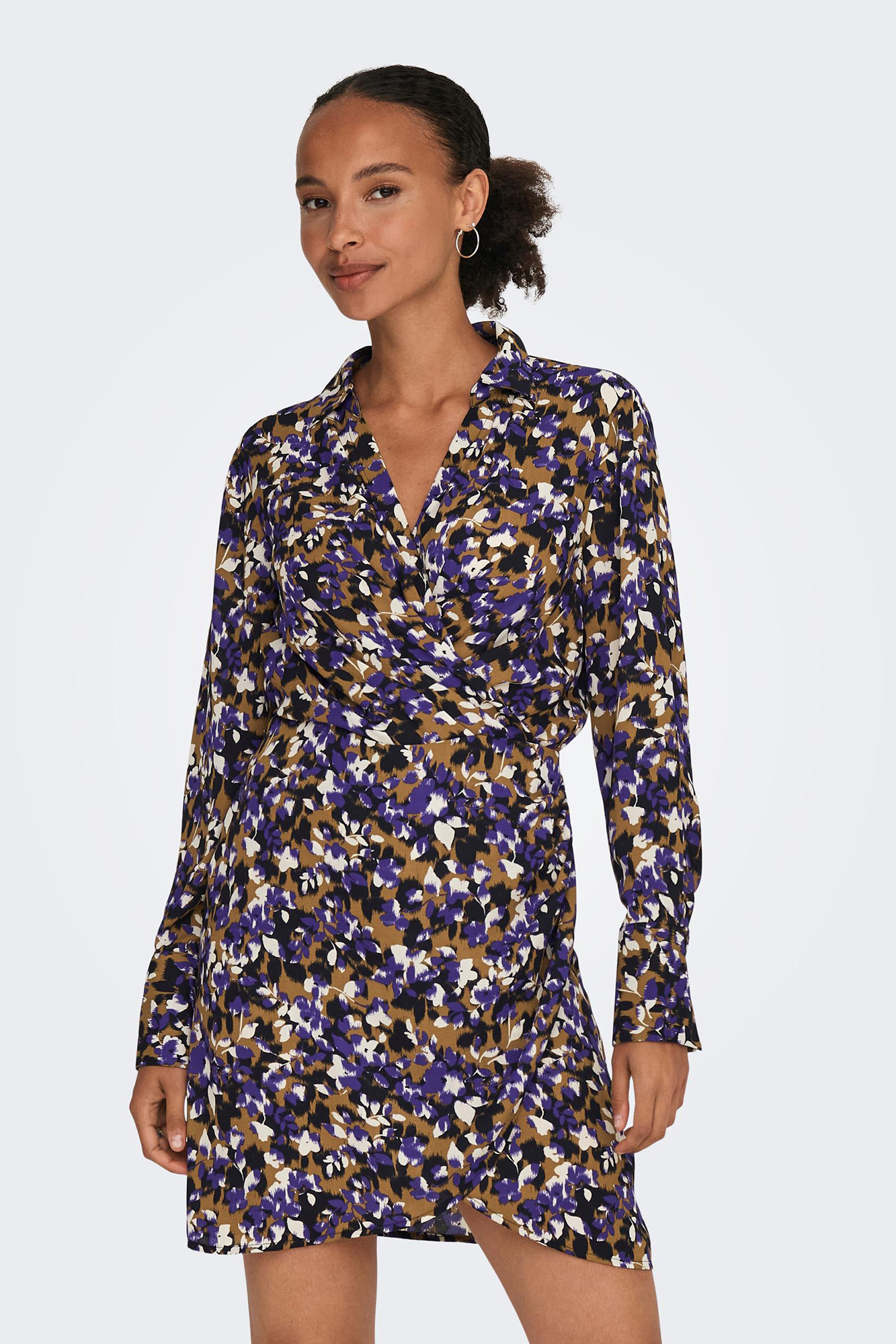 Vestido curto com mangas compridas