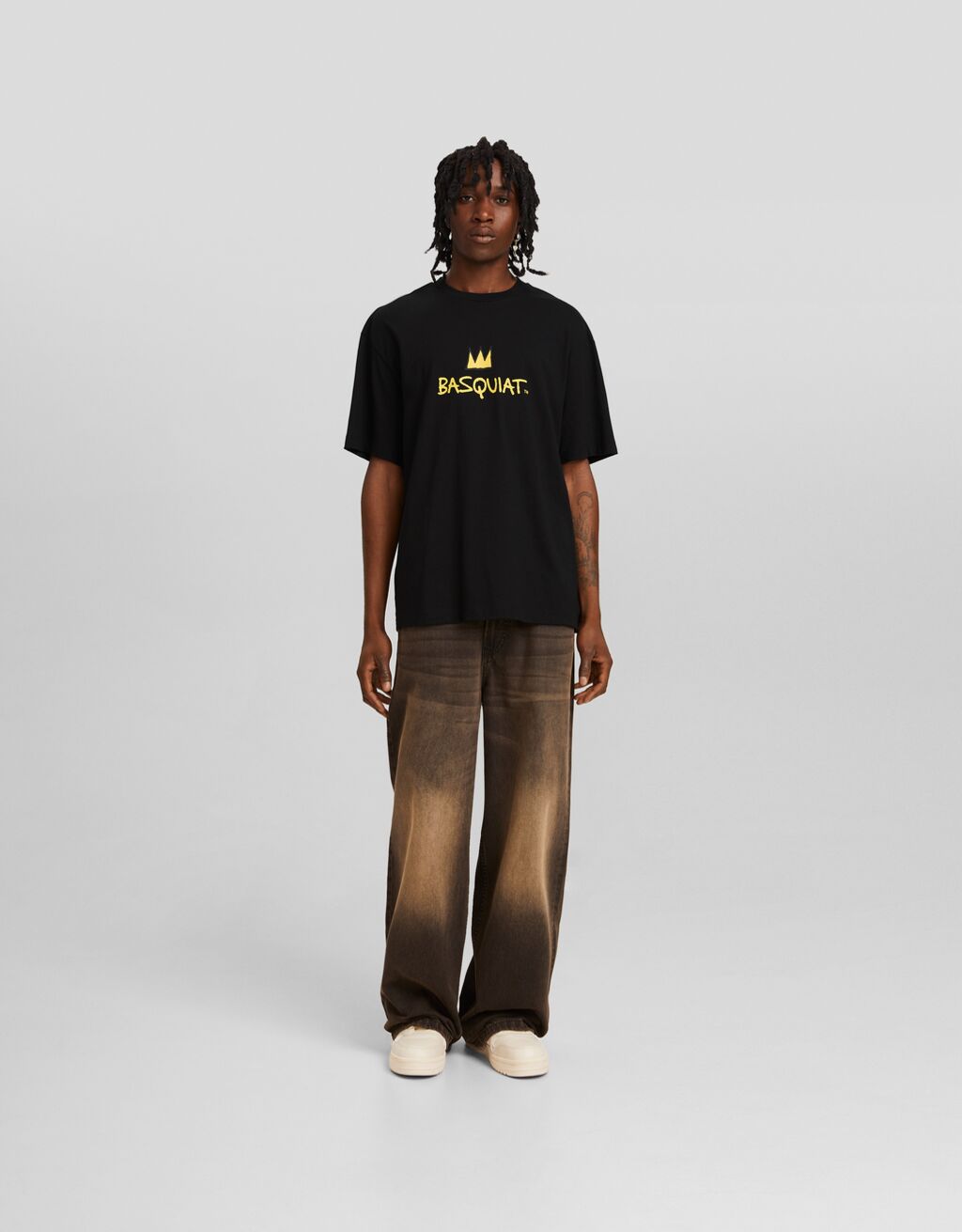 Camiseta de manga curta com modelagem quadrada e estampa inspirada em Jean-Michel Basquiat.
