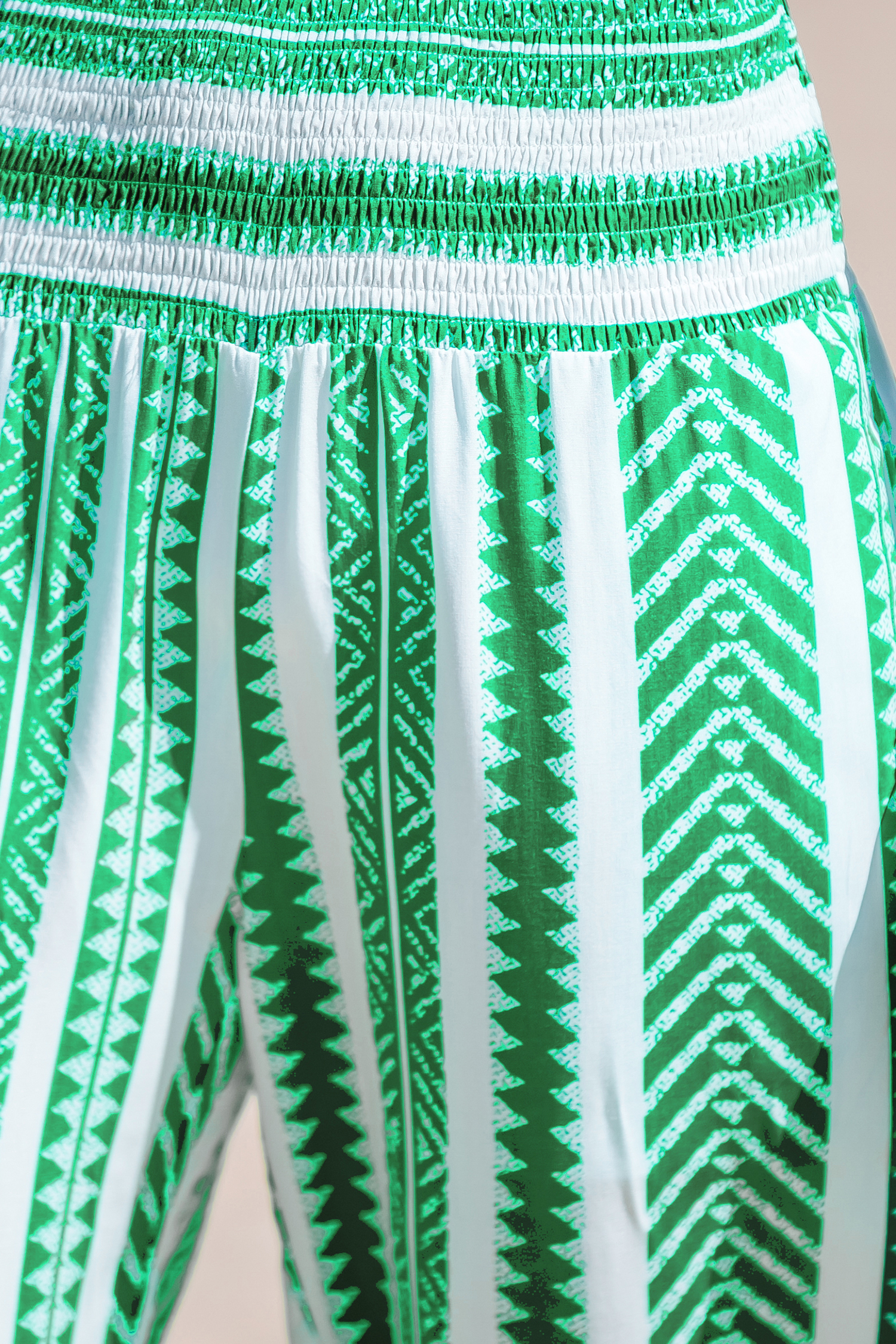 Pantalon avec jambes trapèze et taille à smocks géométrique vert