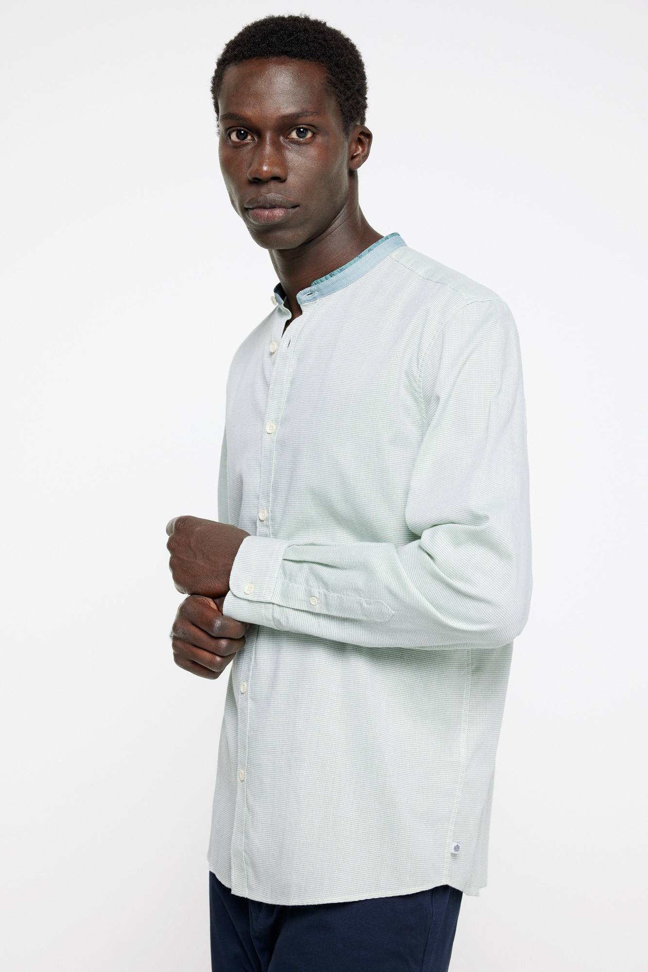 Camisa estruturada com gola mandarim