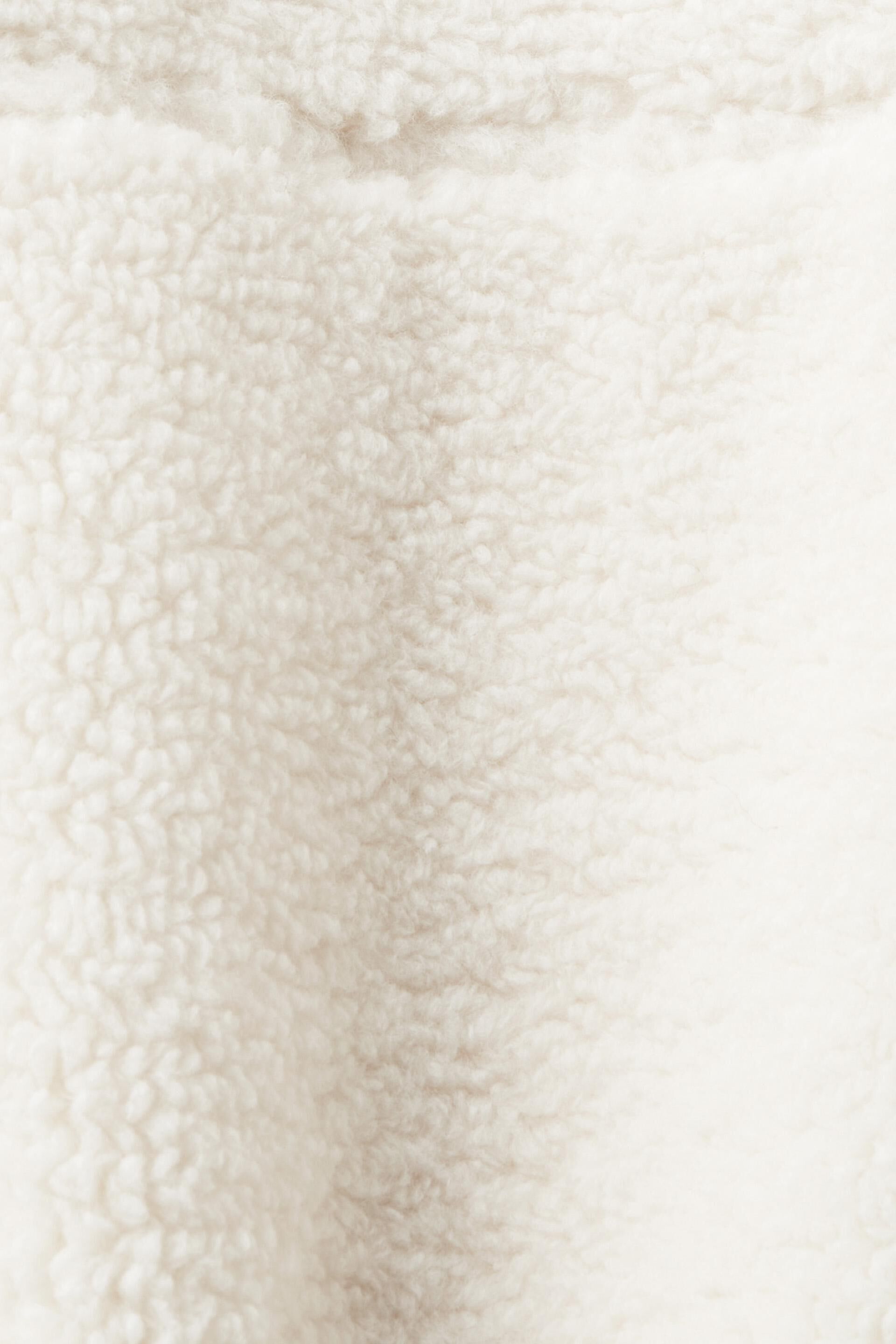 Veste sans manches en borgana d’aspect peluche ornée d’un logo brodé