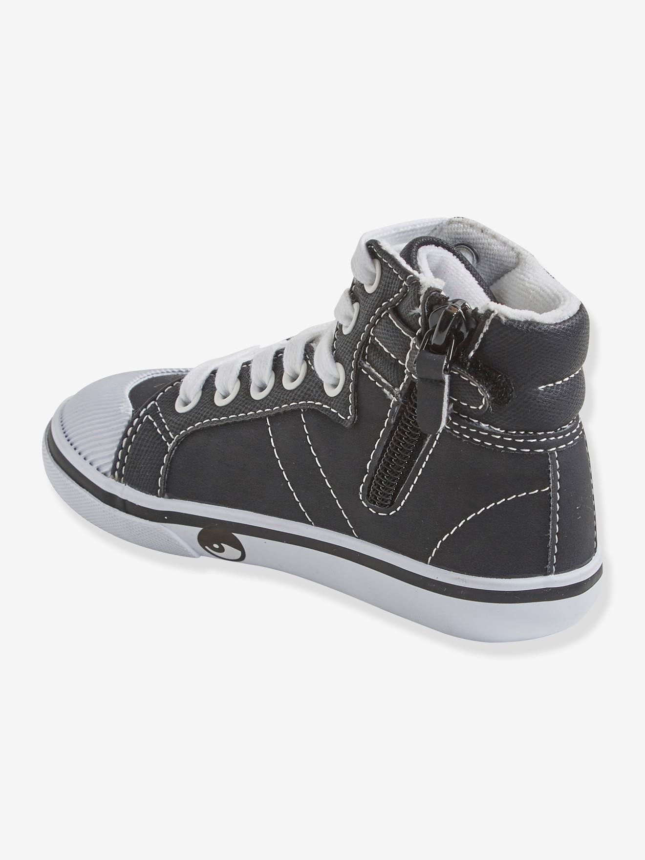 Tênis de cano alto para meninos, modelo especial com design diferenciado, preto liso com detalhes estampados.