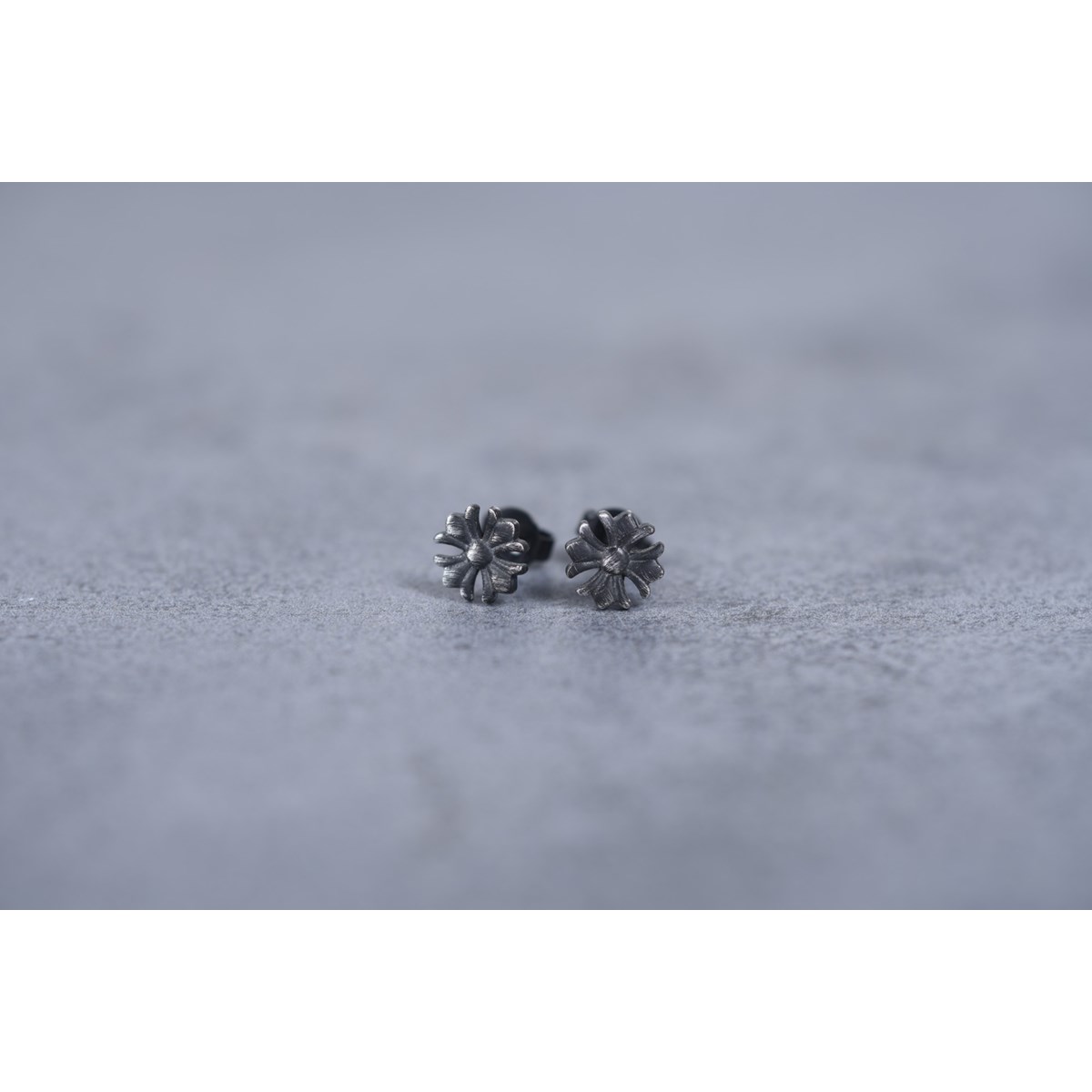 Boucles d'oreilles clous Virgile en PVD
