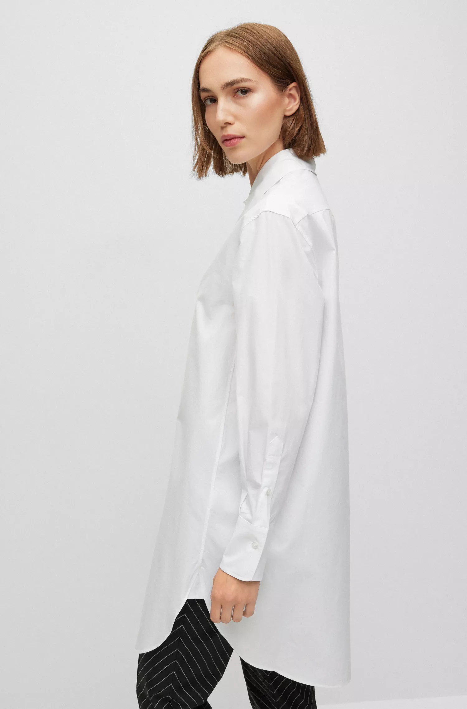 Blusa BOSS preta de corte longo em popeline de algodão com gola pontiaguda.