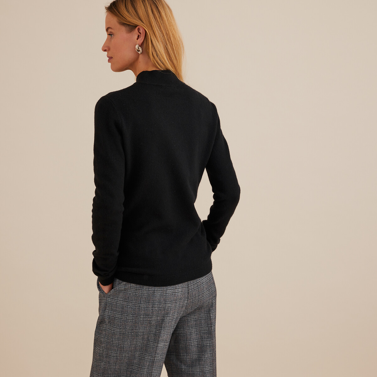 ANNE WEYBURN<br>Suéter de cashmere com gola alta em malha fina