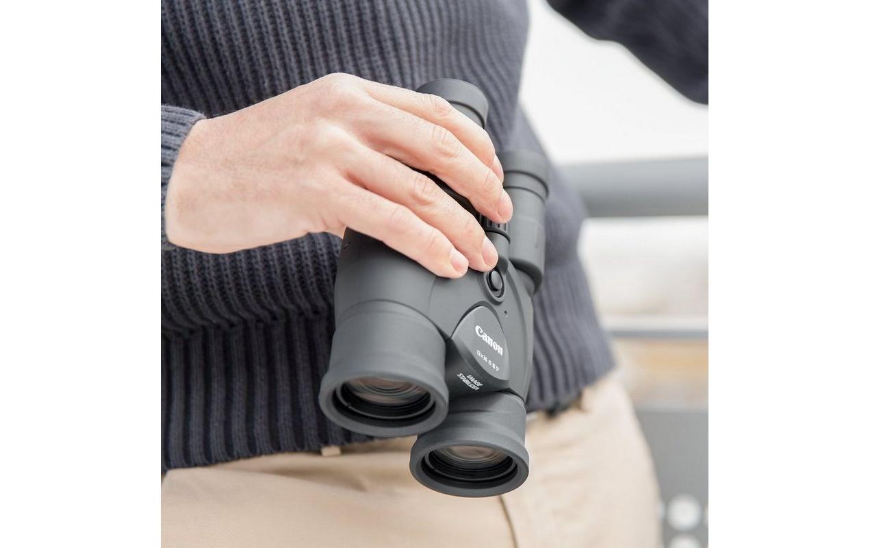 Fernglas 12x36 IS III<br>Leistungsstarkes und handliches Fernglas mit 12facher Vergrösserung und Bildstabilisator – ideal zur Vogelbeobachtung, für Sportveranstaltungen und auf Reisen