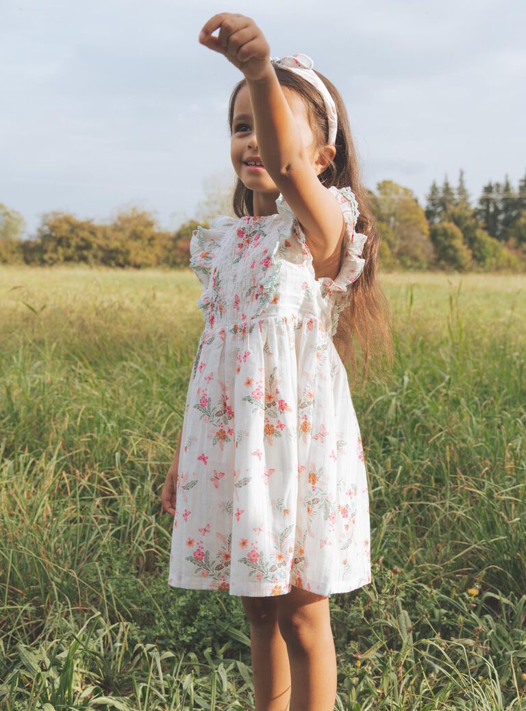 Robe écrue à volants et fleurs