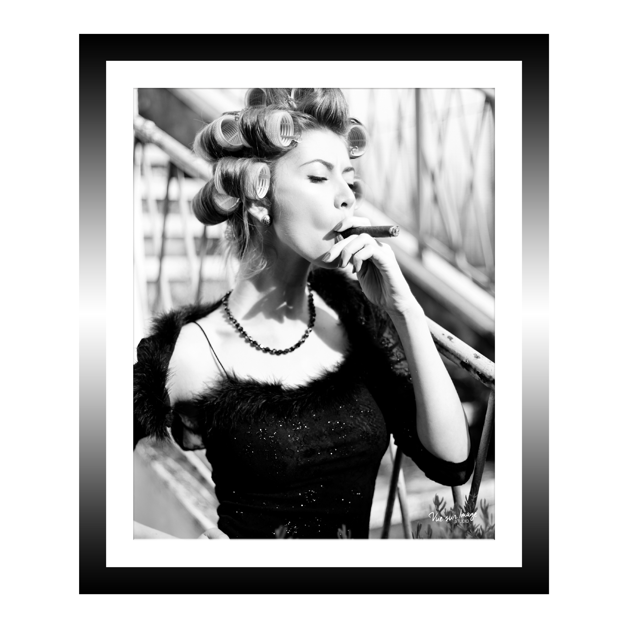 TABLEAU 25X30CM BAGUETTE NOIRE PIN UP CIGARE
