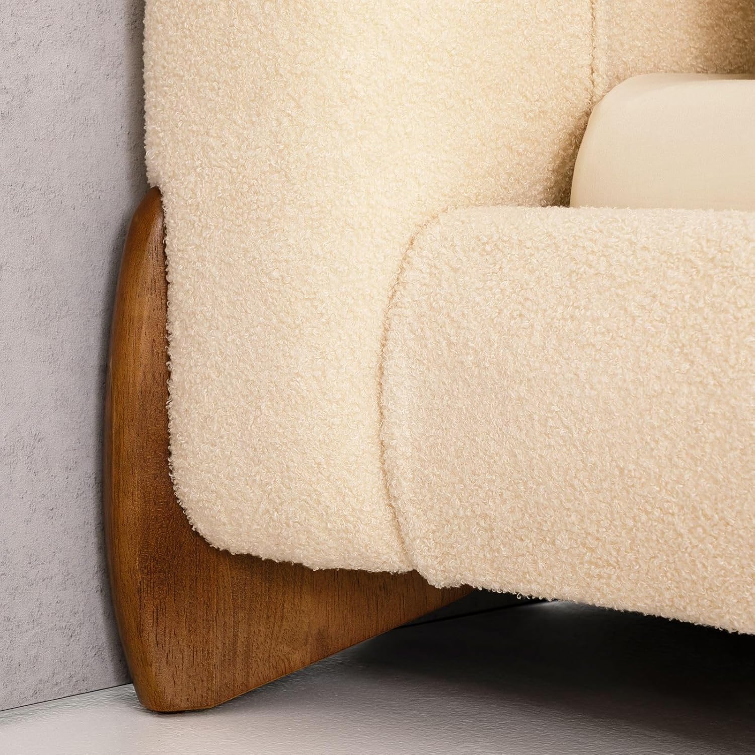 IDIMEX Polsterbett PATERNA gepolstert 180 x 200 cm, beige – modernes Doppelbett mit stabilem Lattenrost aus Holz, Bouclé Stoffbezug und Holzbeine Mid Century Design