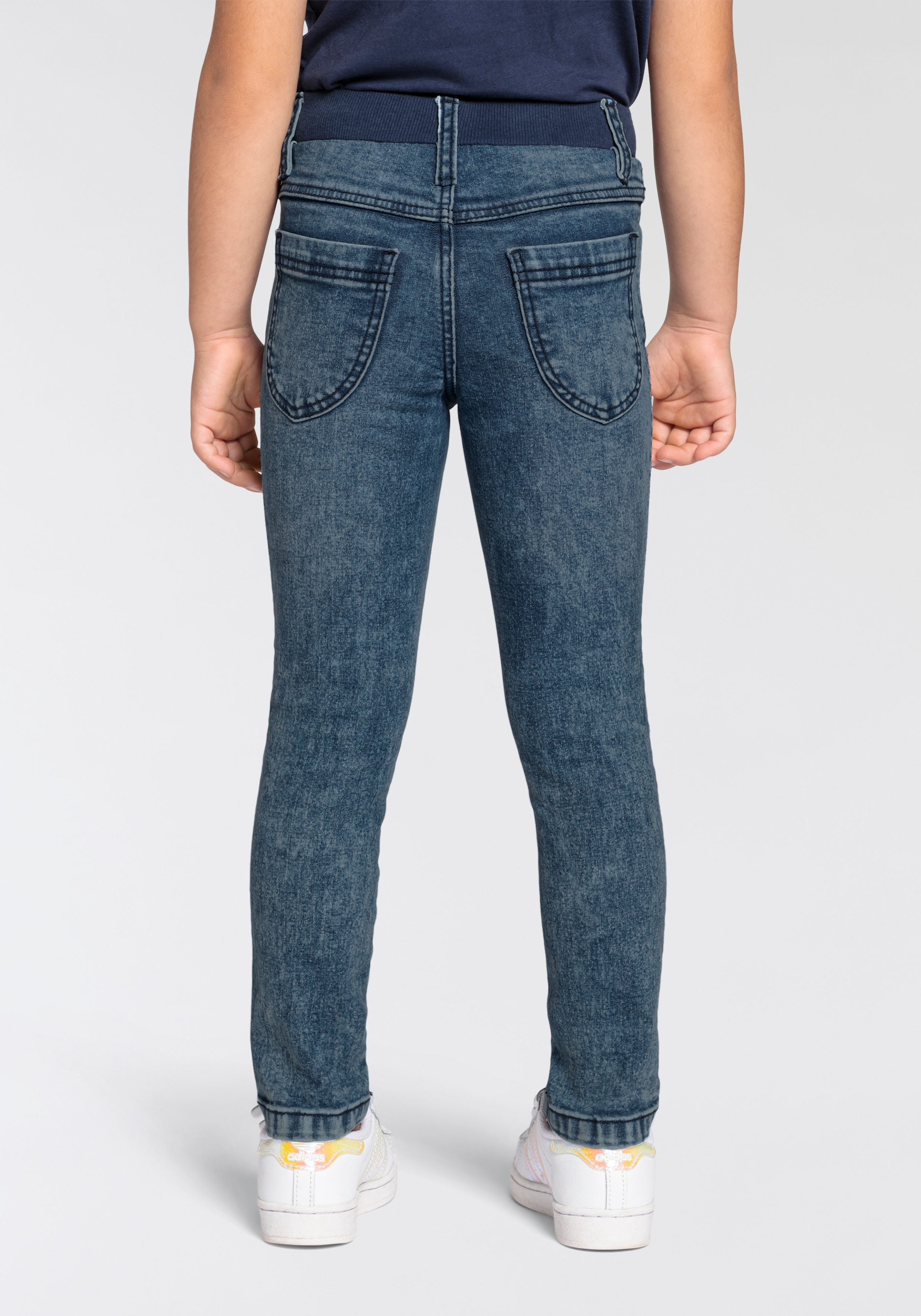 KIDSWORLD Stretch-Jeans », Basic Jeans mit toller Stickerei«, schmale Beinform,  mit verstellbarem Gummizug am Bund,  lang