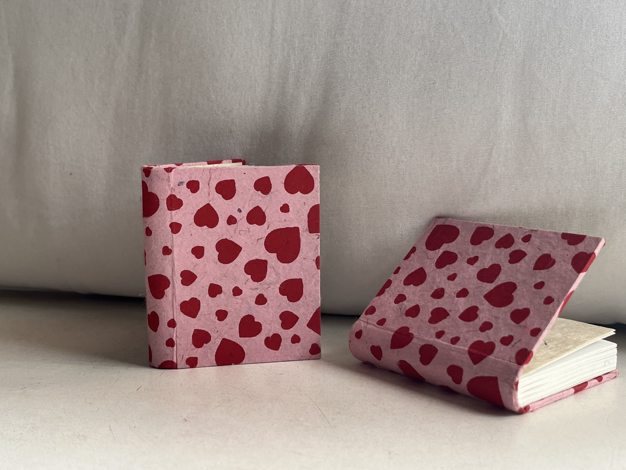 Notizbuch 'Hearts', rosa-rot, H 7,5 cm, B 5,5 cm günstig bestellen