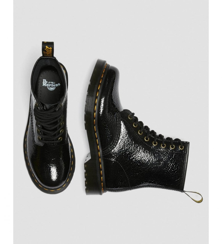 Botas Dr. Martens 1460 em couro envernizado com efeito desgastado, pretas.