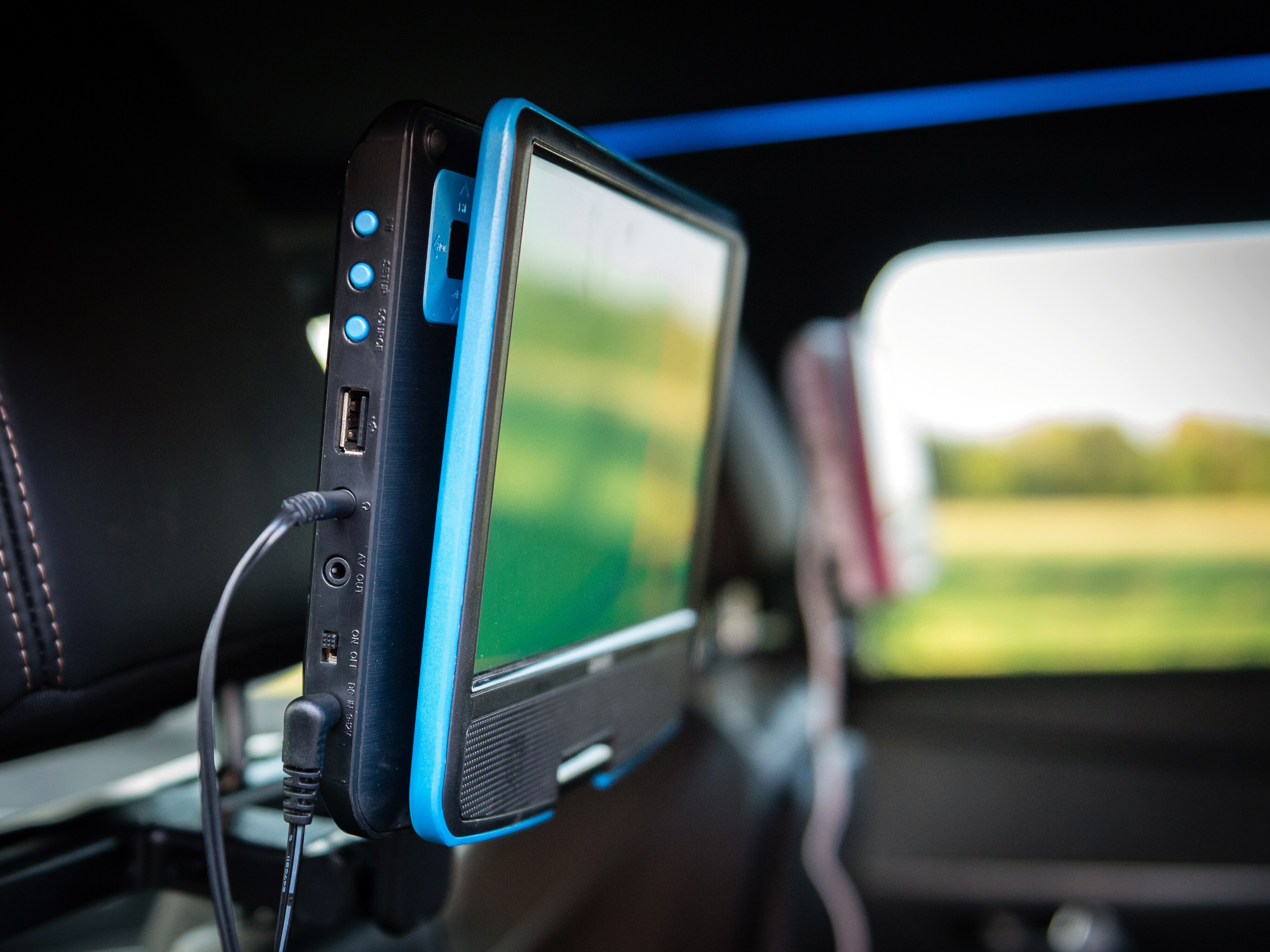 Lenco DVP-910BU - 9 Zoll tragbarer DVD-Spieler mit Kopfhörer und Kopfstützenbefestigung - integrierter Akku - USB-Eingang - Blau/Schwarz
