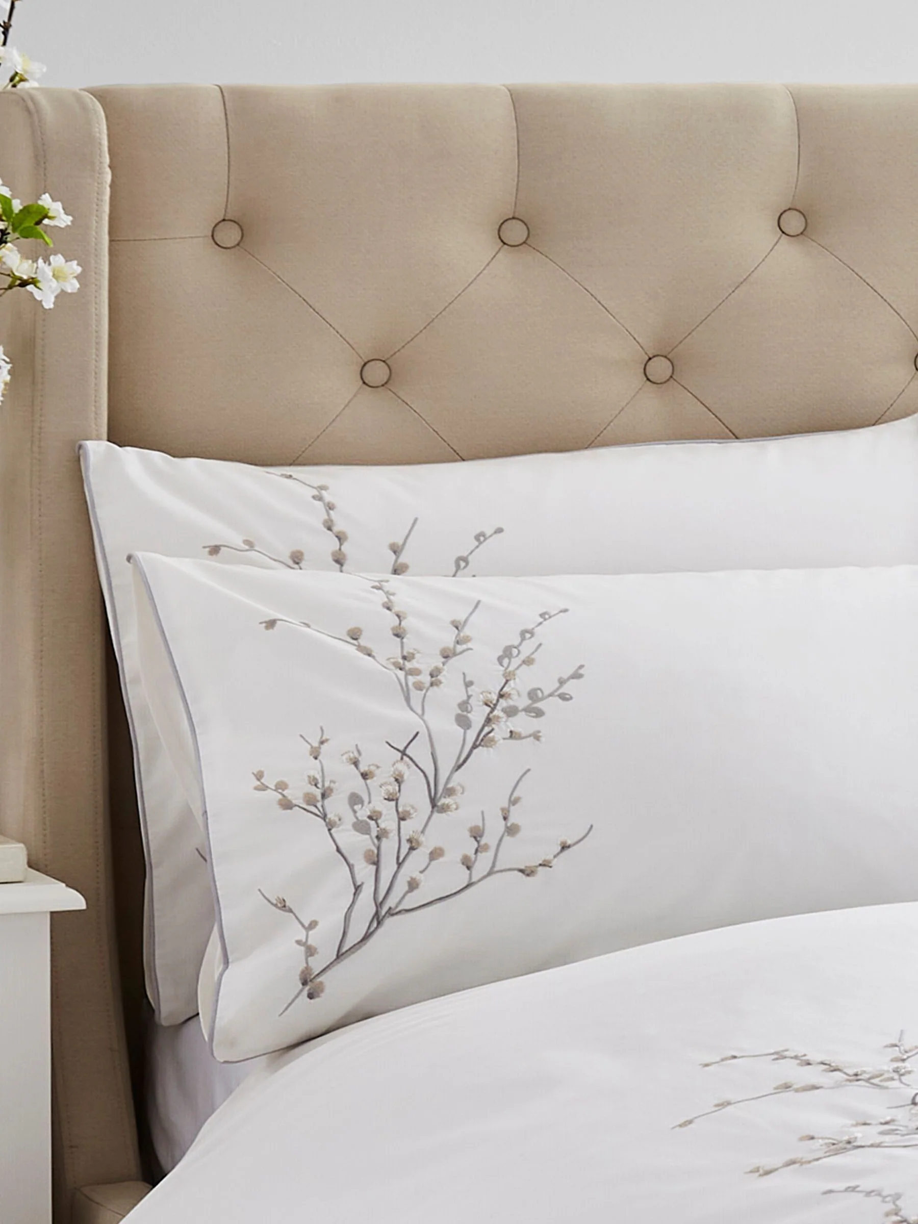 Laura Ashley 100% katoen perkal 200 draadtelling Pussy Willow Sprig geborduurd dekbedovertrek en kussensloopset