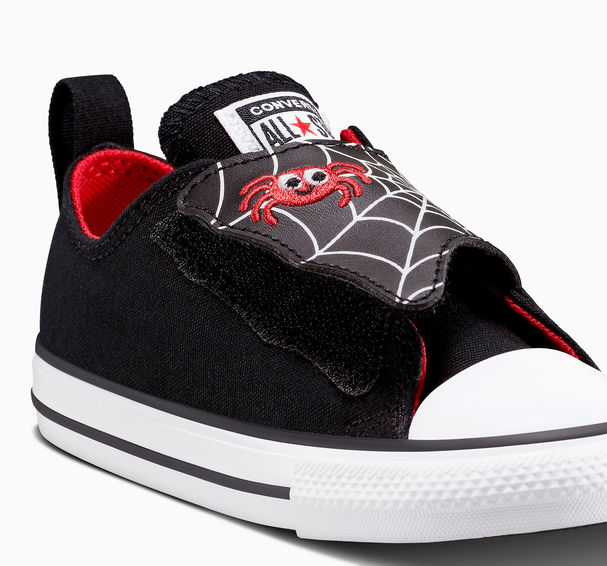 CONVERSE<br>Tênis com uma tira e estampa de teia de aranha