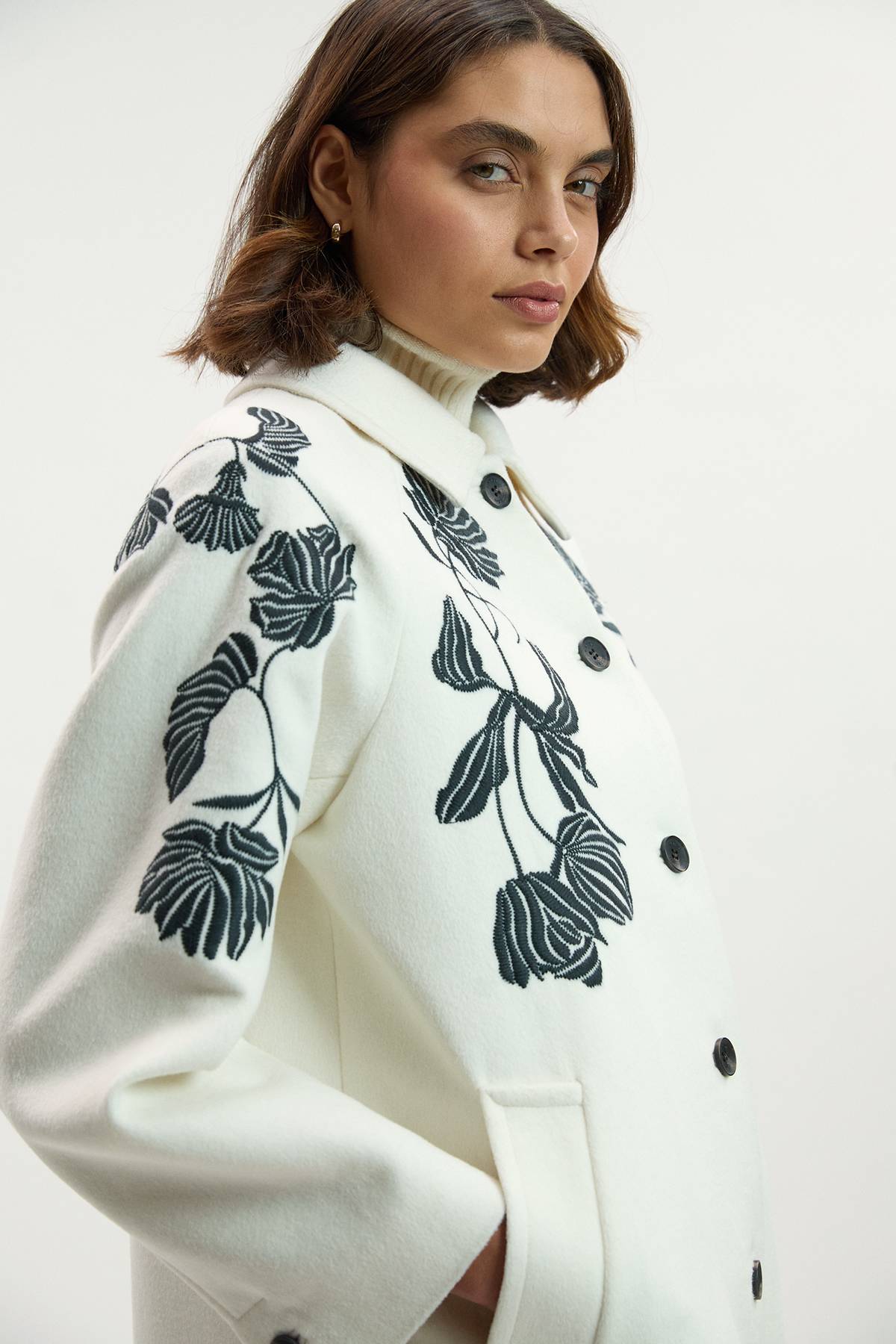 KarenMillen Manteau Mi-Long Ajusté en Laine Brossée avec Broderie Positionnée