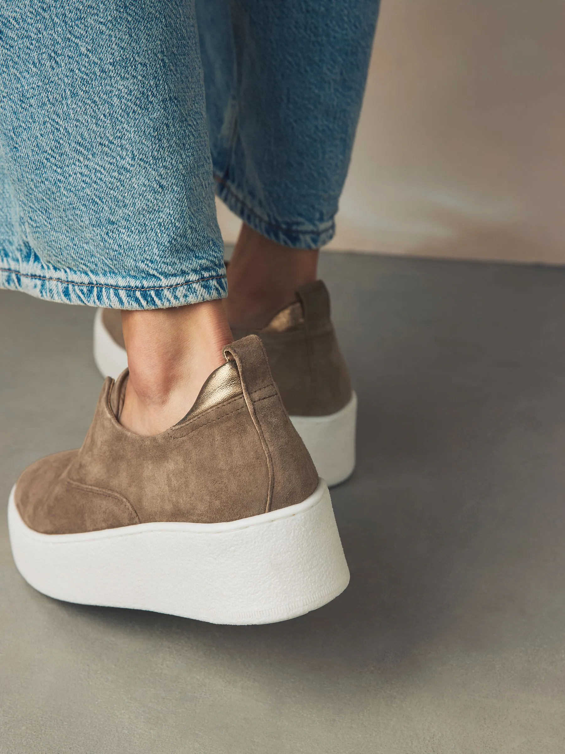 Chocoladebruin - Signature leren sneakers met dikke plateauzolen en sleehak