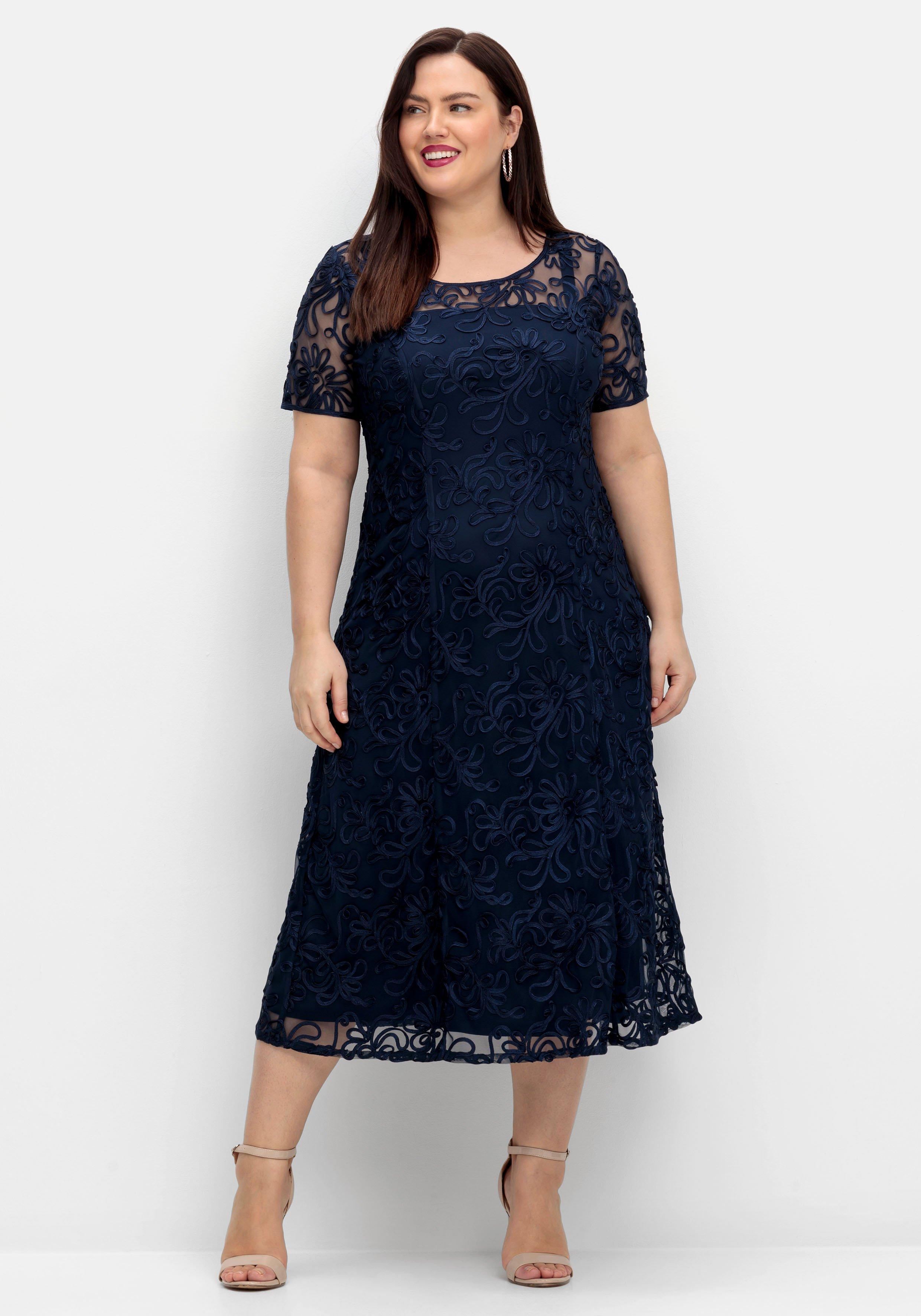 Abendkleid mit dekorativen Zierborten