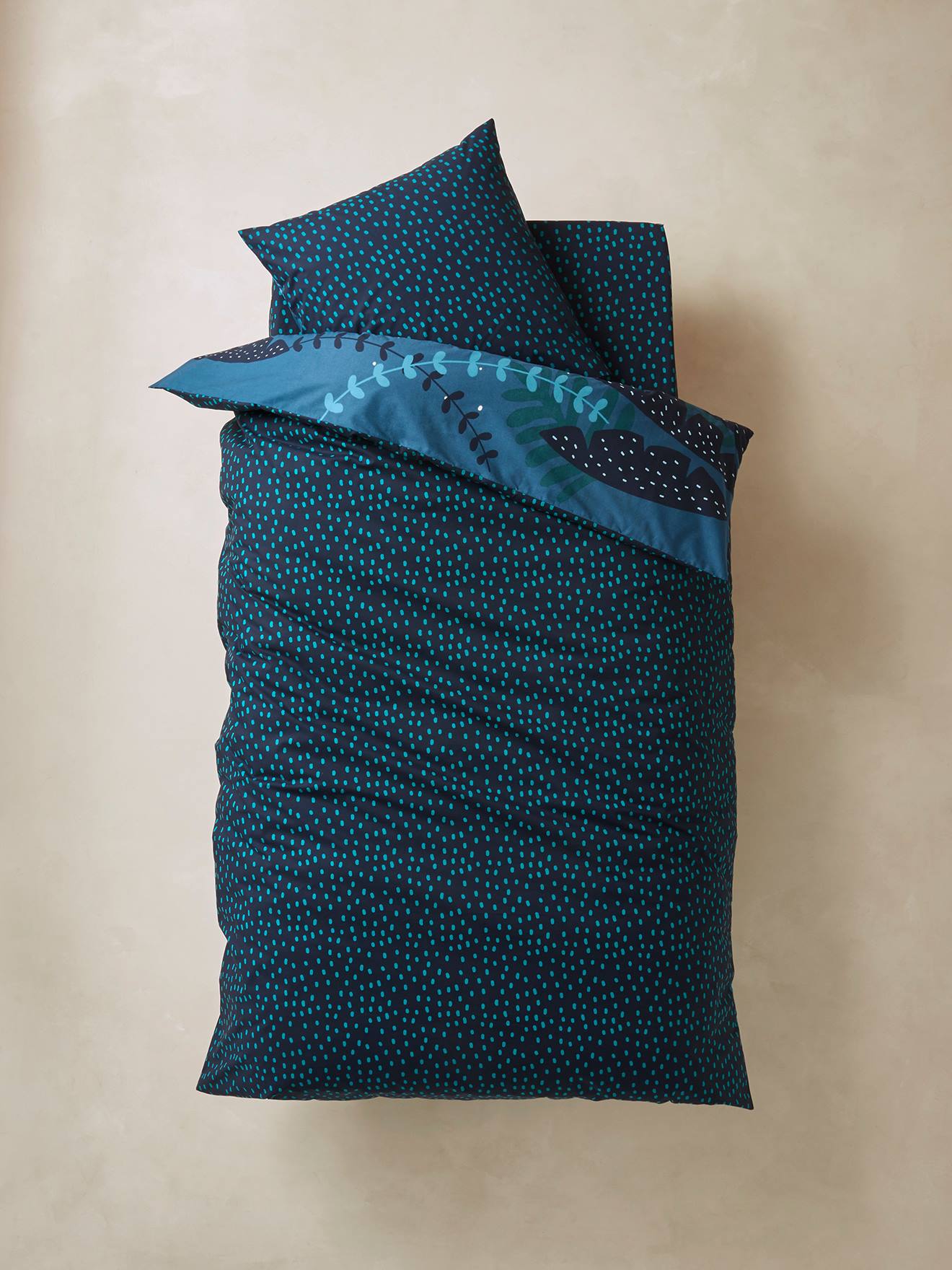 Conjunto infantil Jungle Night com capa de edredom e fronha, azul escuro liso com estampas.