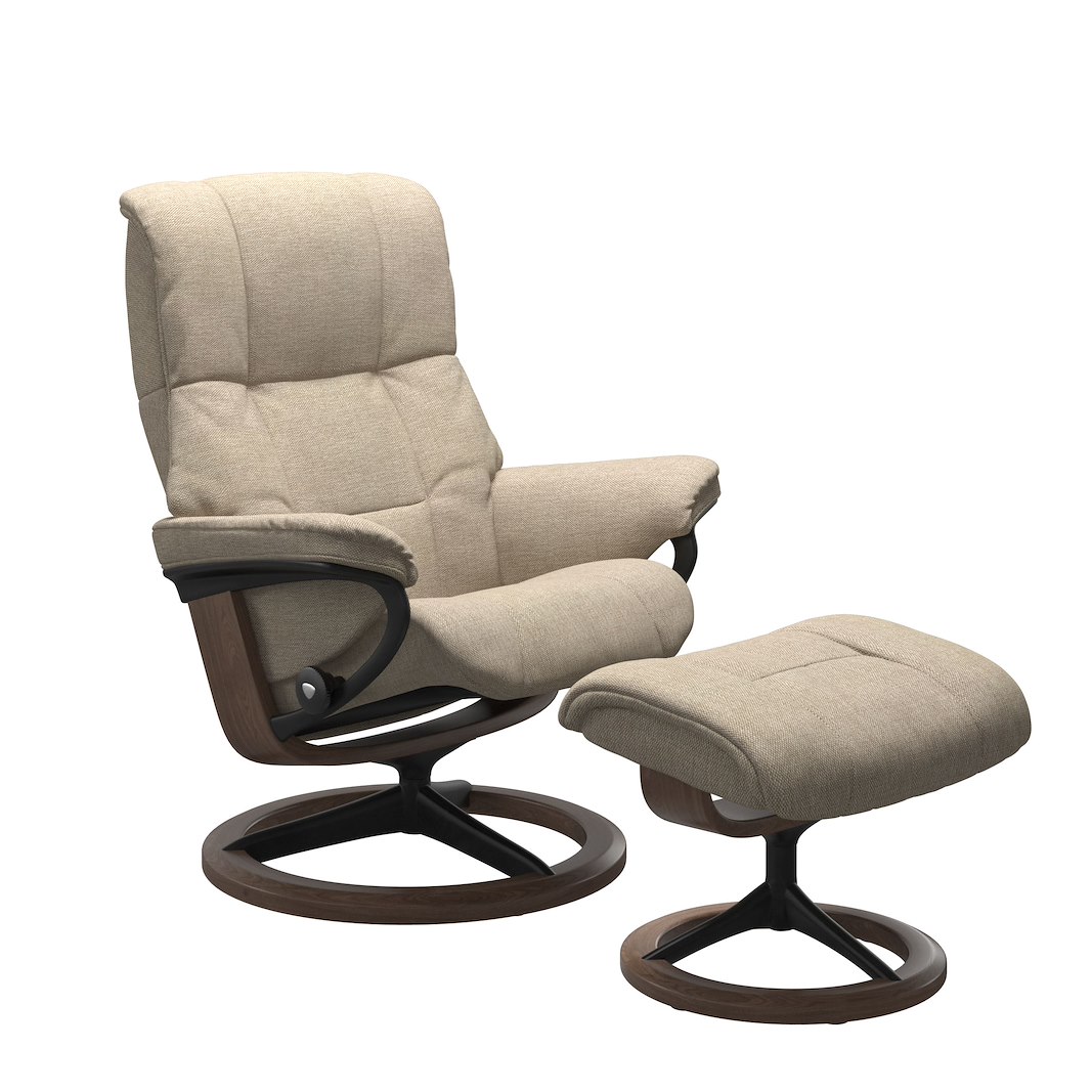 Mayfair (M) Signature lenestol med krakk Tekstil Daisy Beige og Signature understell i valnøttbeiset og sort.