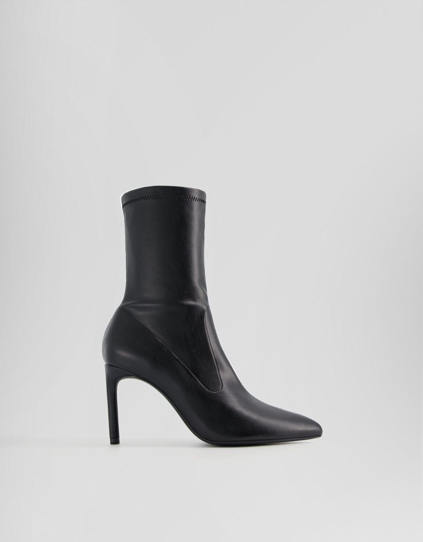 Botas de cano curto com salto alto e modelagem ajustada