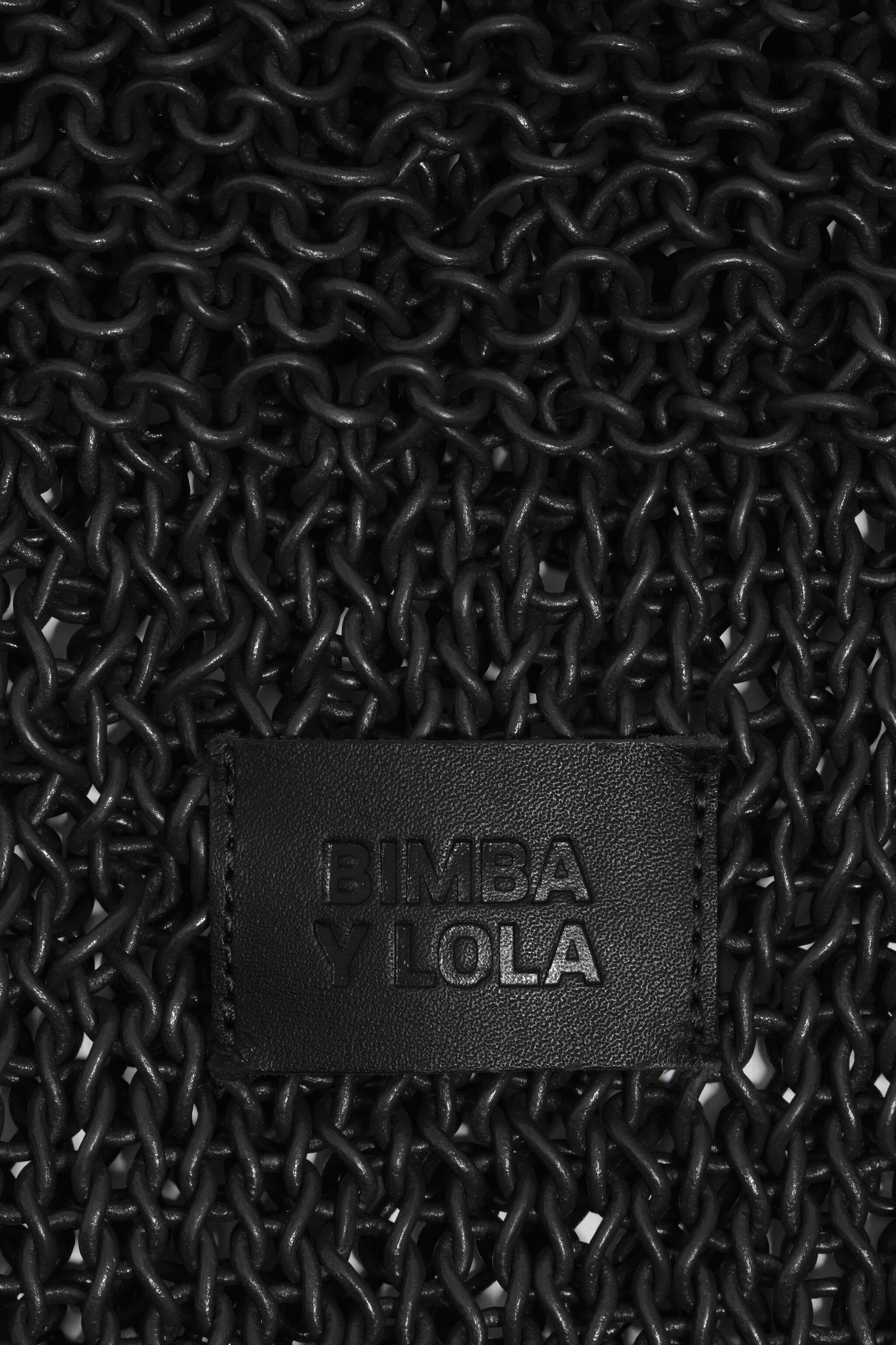 Bolsa de ombro média em couro trançado preto