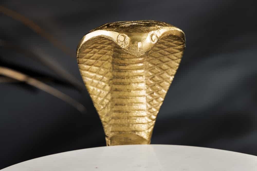 Runder Beistelltisch WILDLIFE COBRA 65cm gold weiß Marmor Schlangen-Skulptur handmade