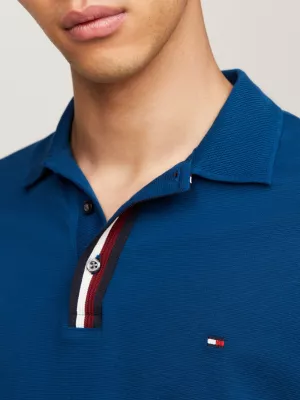Polo de manga comprida com estampa listrada global e modelagem regular.