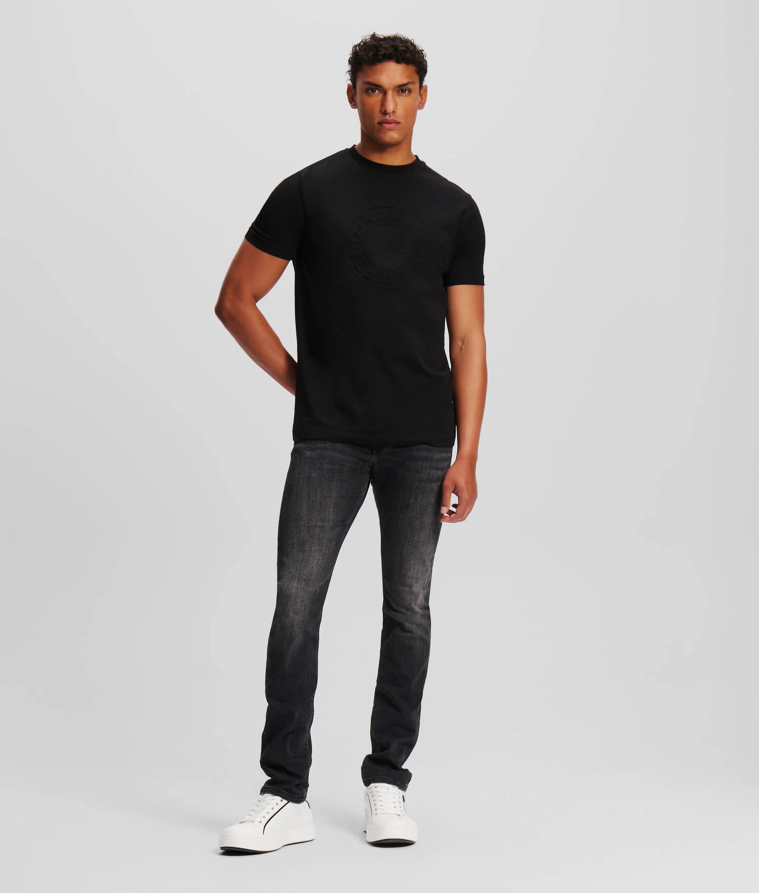 T-SHIRT AVEC LOGO ROND TON SUR TON