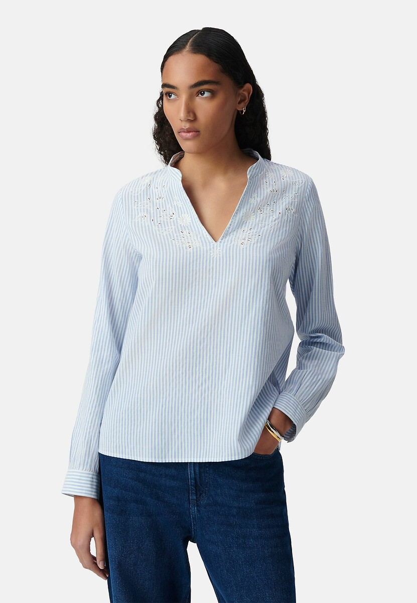 Blusa listrada e bordada IKKS com decote em V e mangas compridas.
