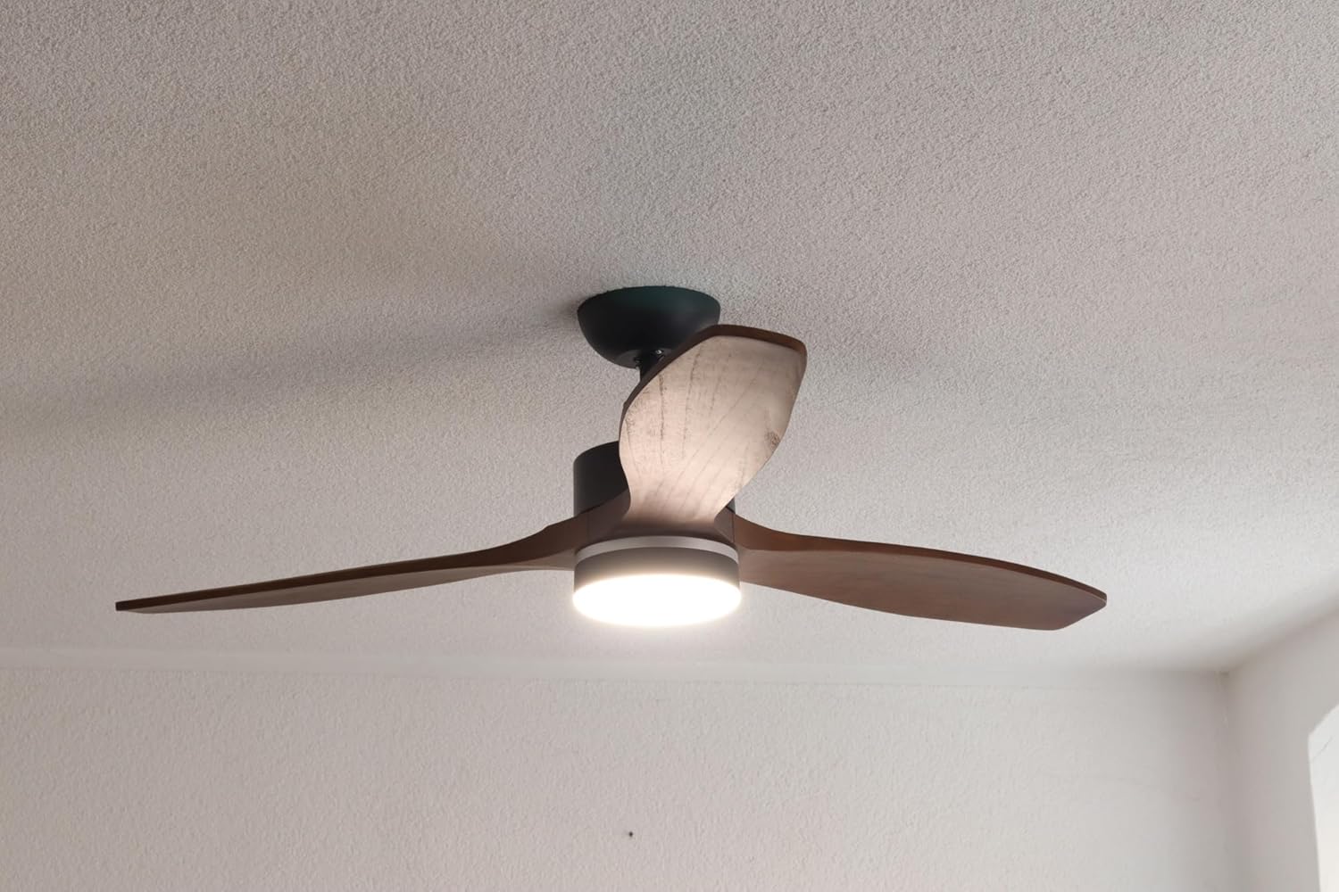 PEPEO – Notos Deckenventilator mit LED Beleuchtung | Sehr leiser Deckenventilator mit Fernbedienung und Rückwärtslauf. Ventilator Durchmesser 132 cm. Farbe: Schwarz/Holz dunkel