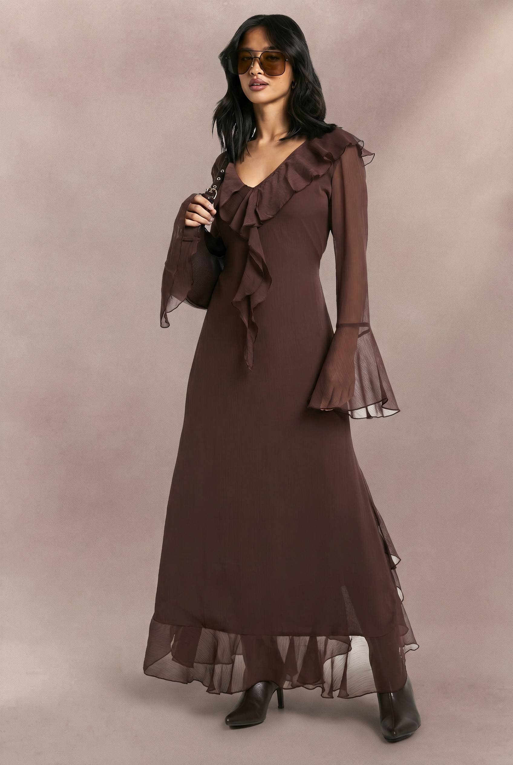 boohoo Petite Robe Maxi en Chiffon à Volants, Manches Évasées et Ceinture