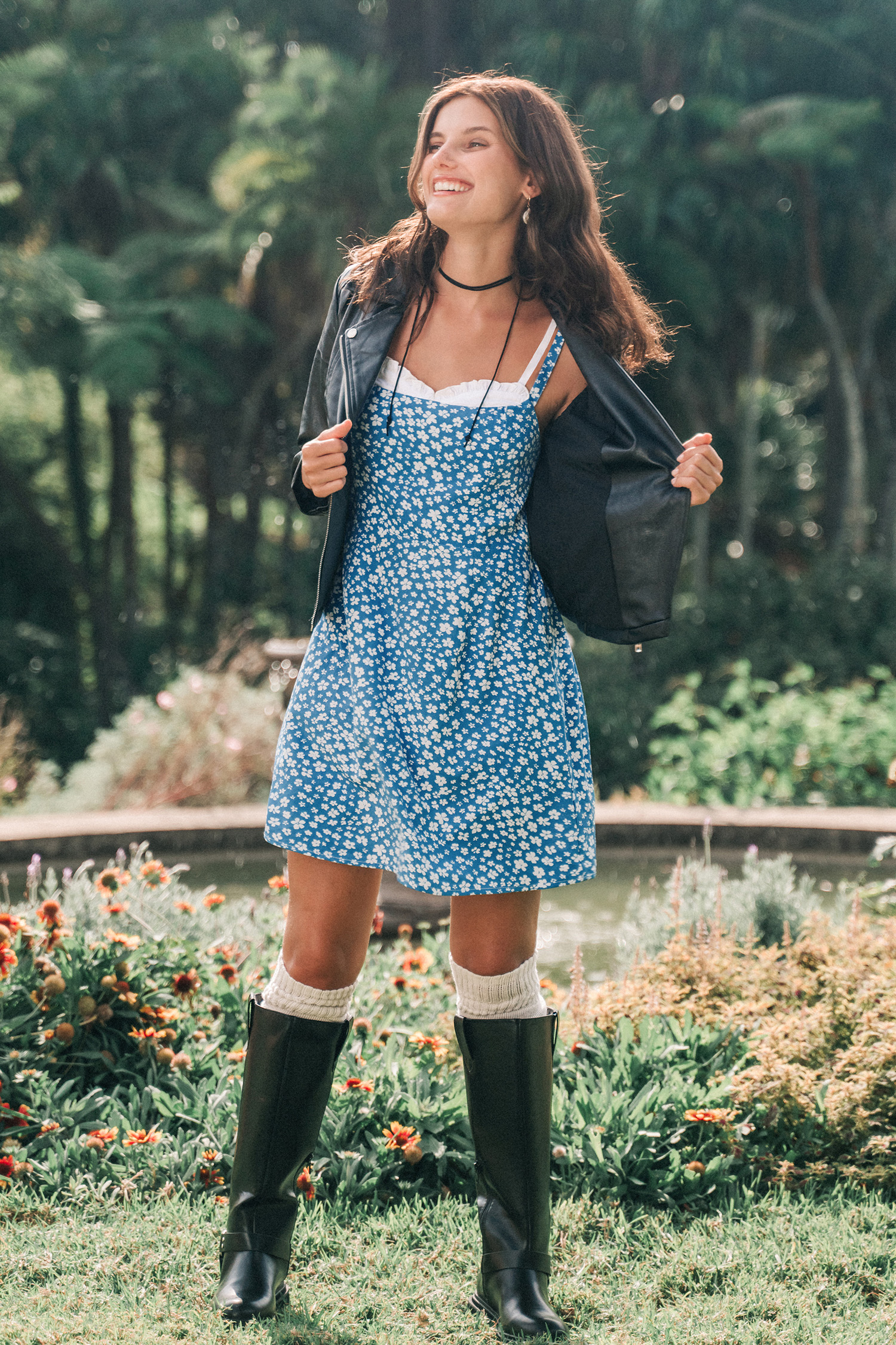 Robe mini fleurie sans manches à col en cœur bleu