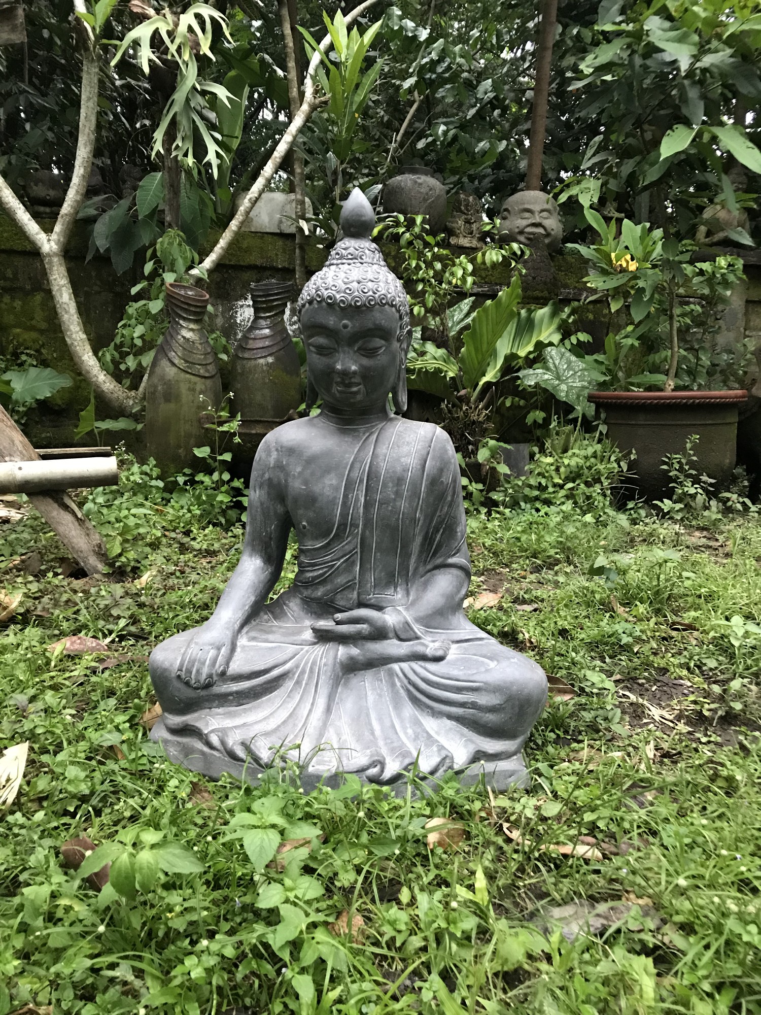 Skulptur 'Buddha unterwirft Mara', grau, H 70 cm, B 50 cm, T 30 cm von fischer's lagerhaus