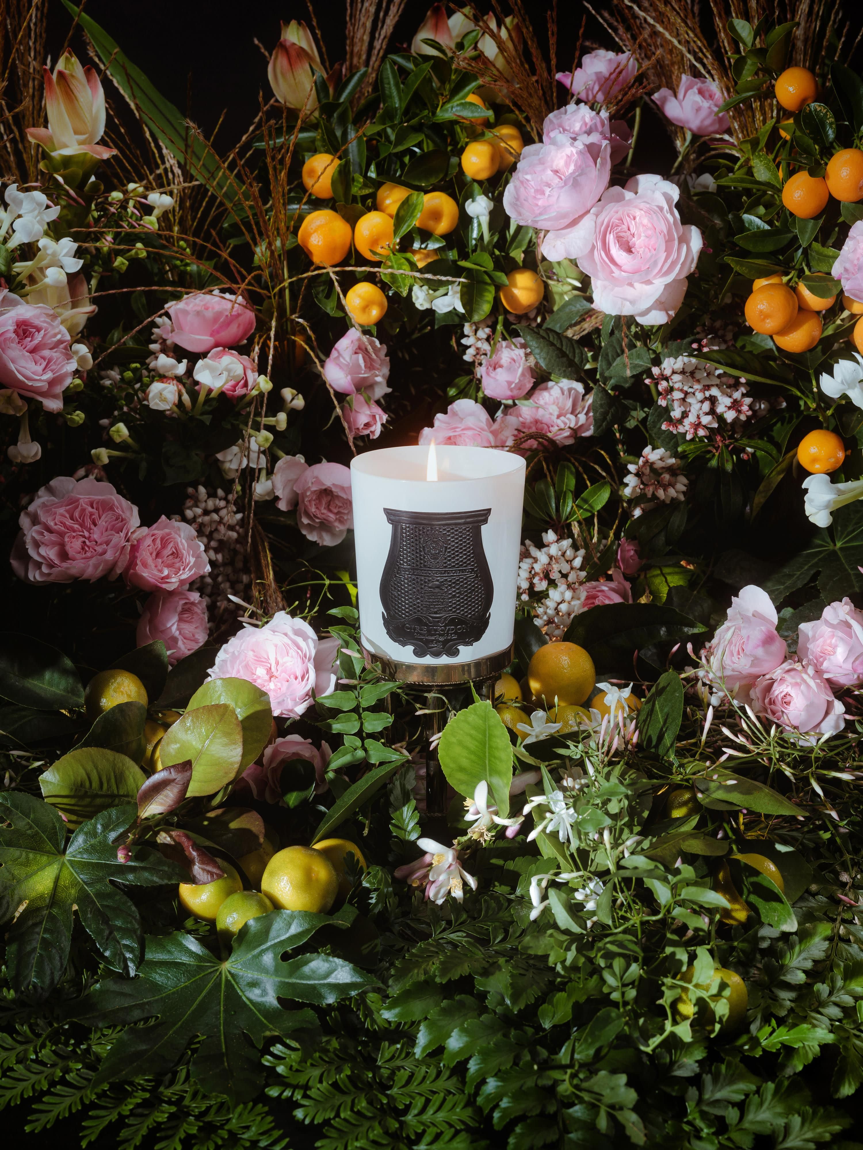 Handgemaakte geurkaars Rose Poivrée (amber, palmarosa, roos)