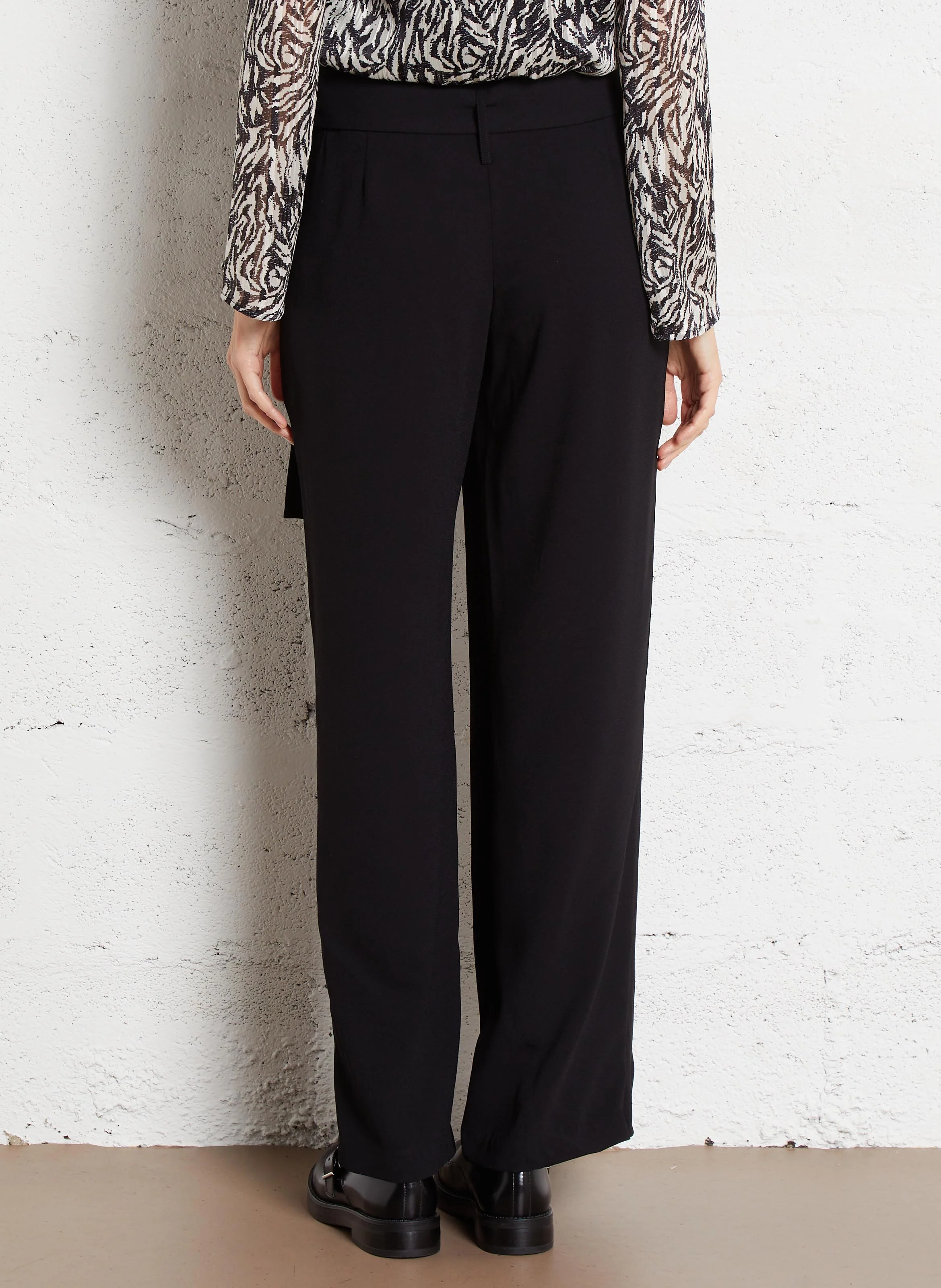 Pantalon droit découpe cache-cœur | Noir