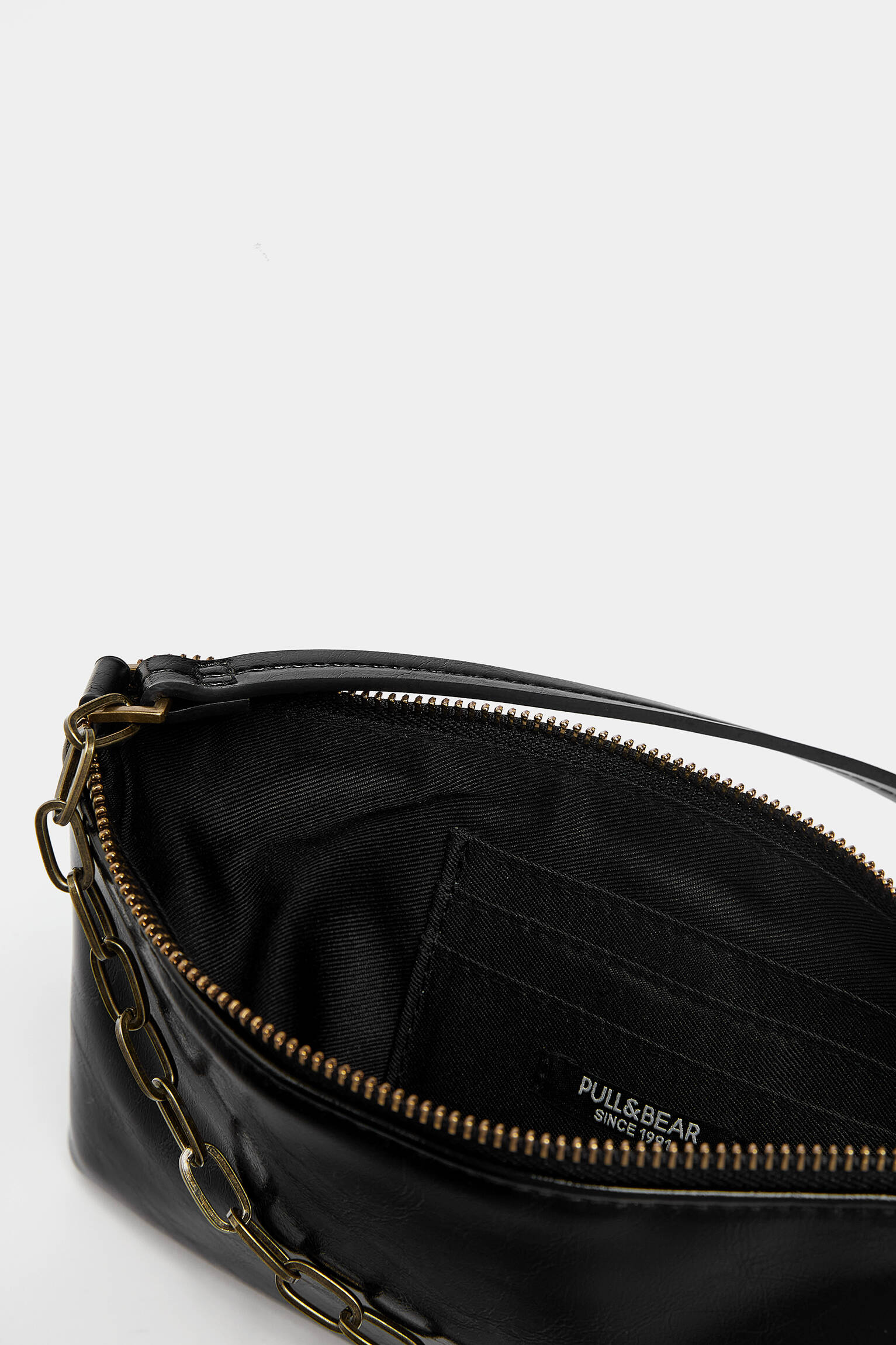 Bolsa de ombro com corrente - preta