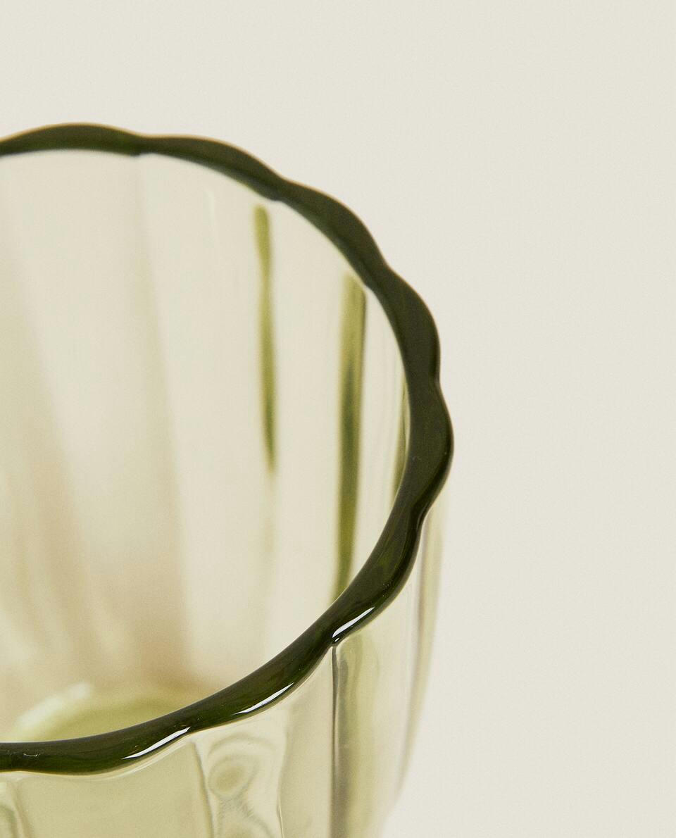 CANECA COM DESIGN EM RELEVO