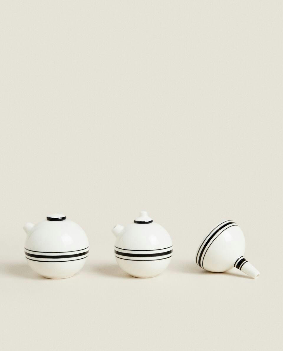 Conjunto de galheteiros de grés para azeite e vinagre com linhas.