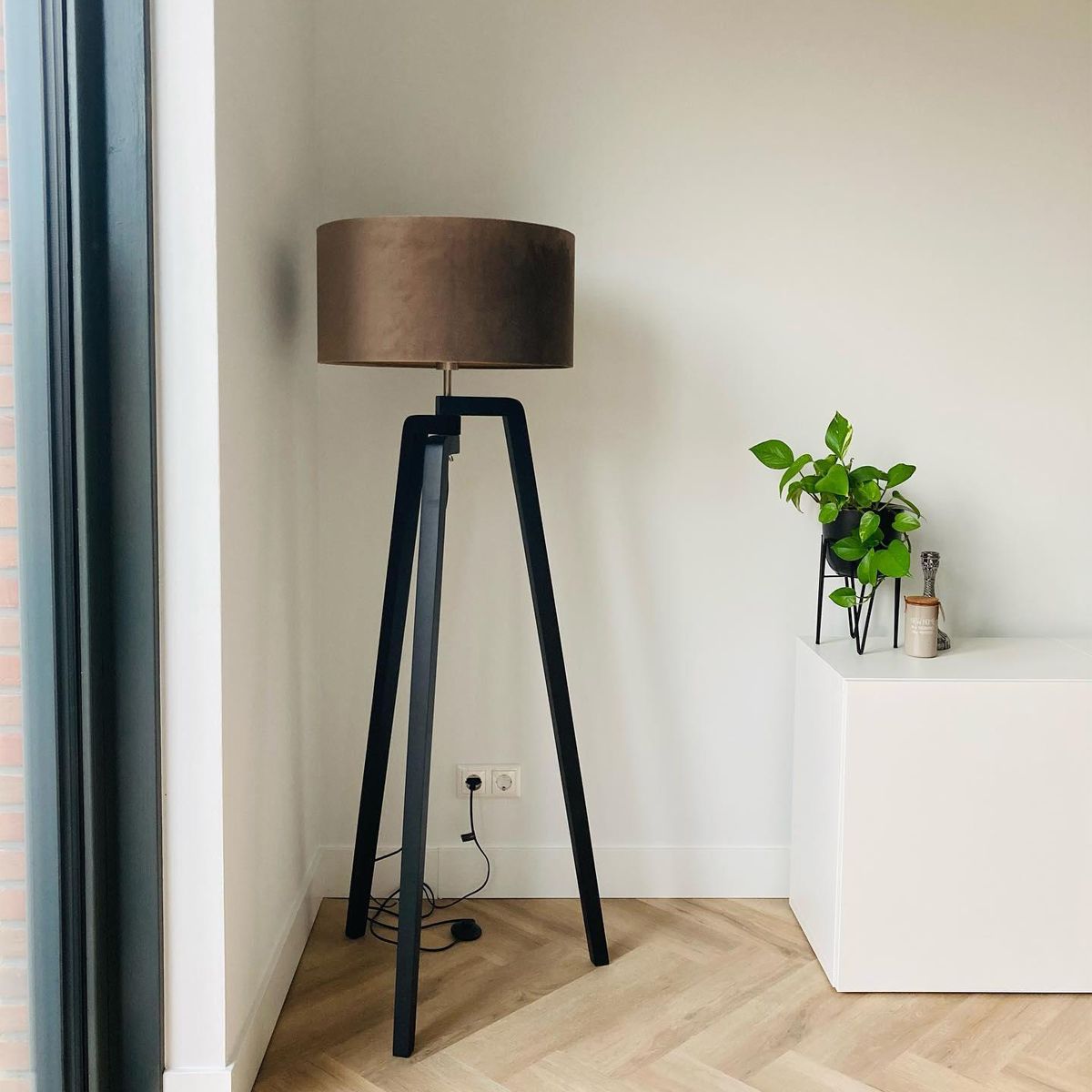 Vloerlamp tripod zwart met taupe kap en goud 50 cm - Puros