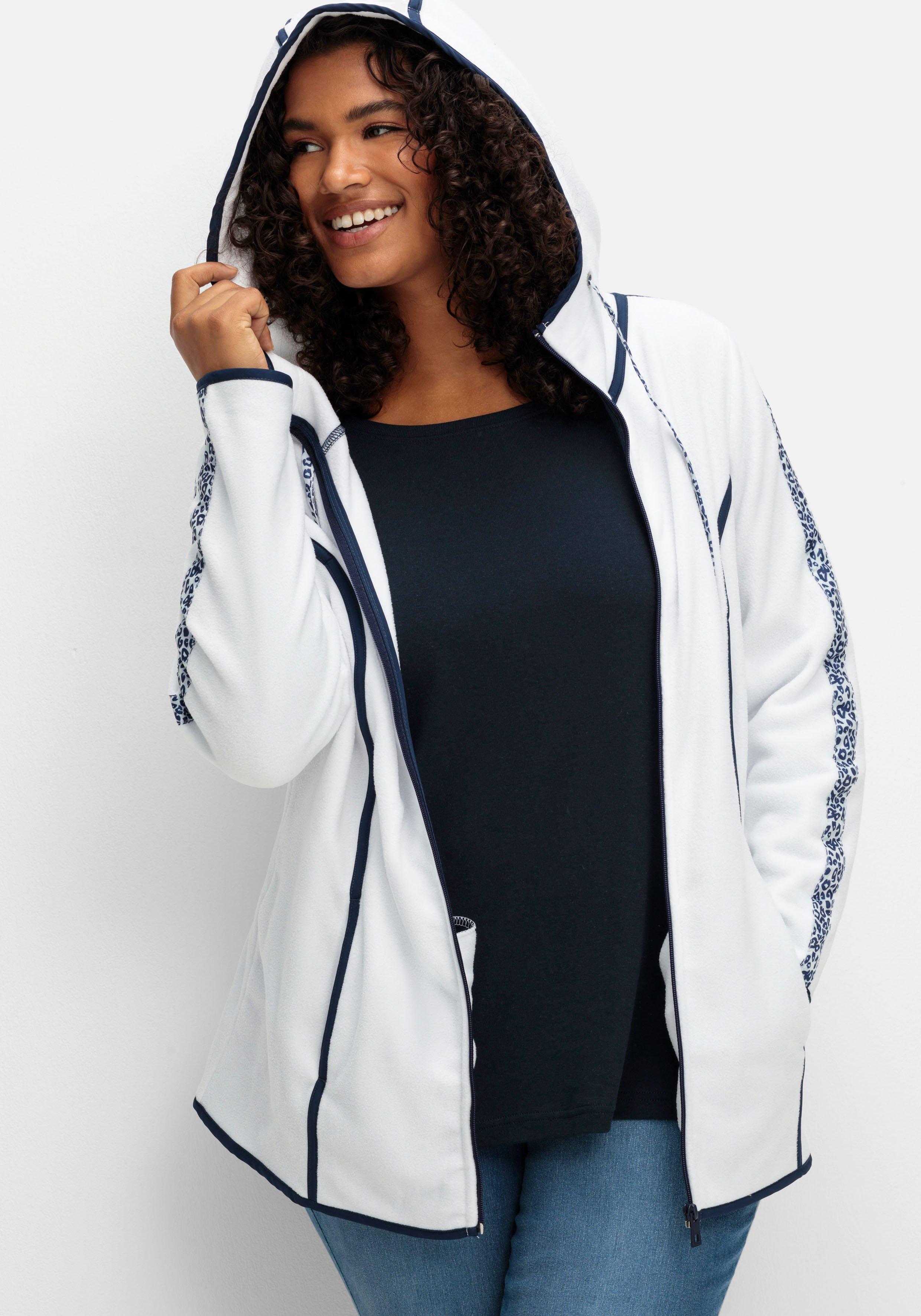 Fleecejacke mit Kapuze und Zierbändern